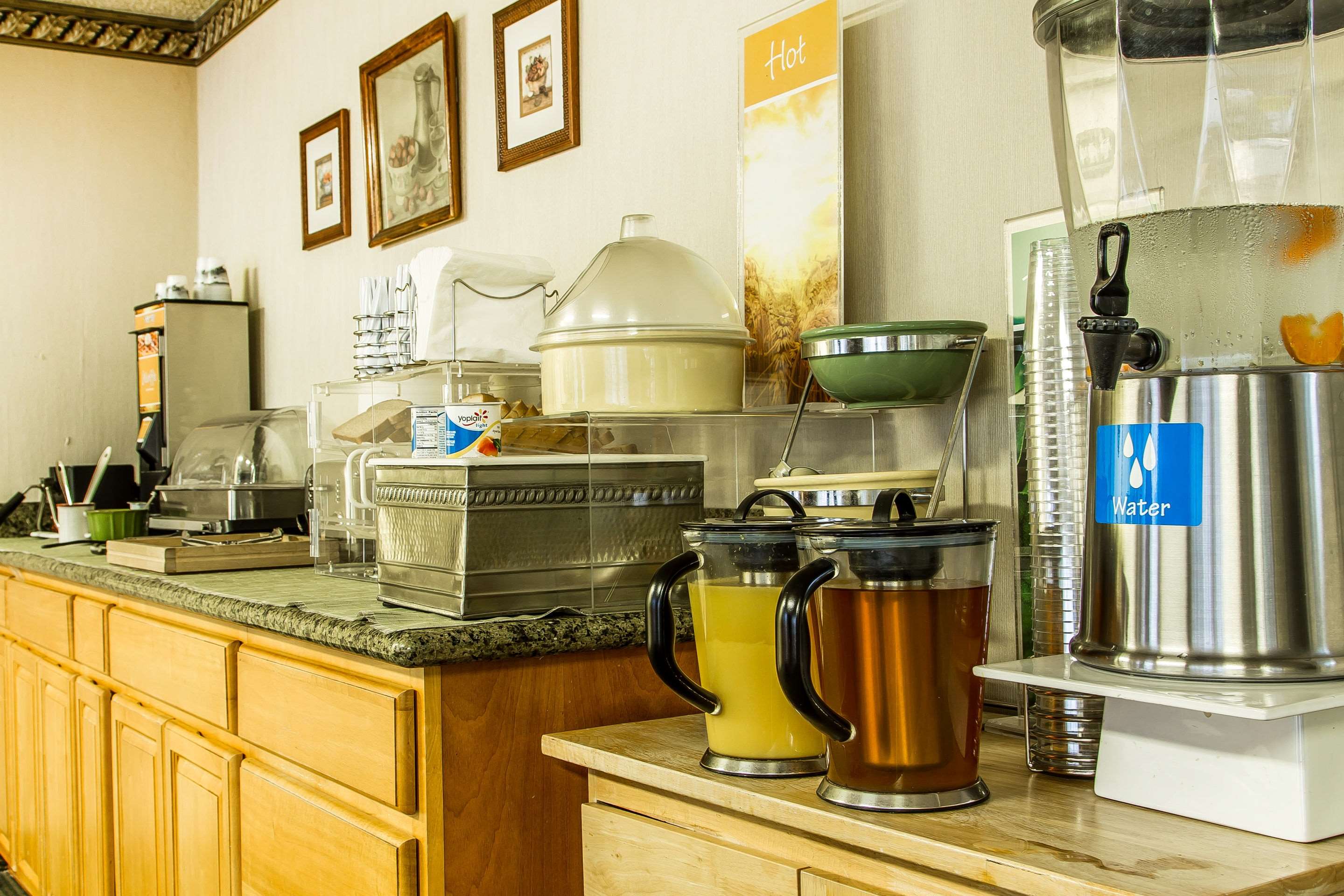 Breakfast area | Quality Inn & Suites Silicon Valley