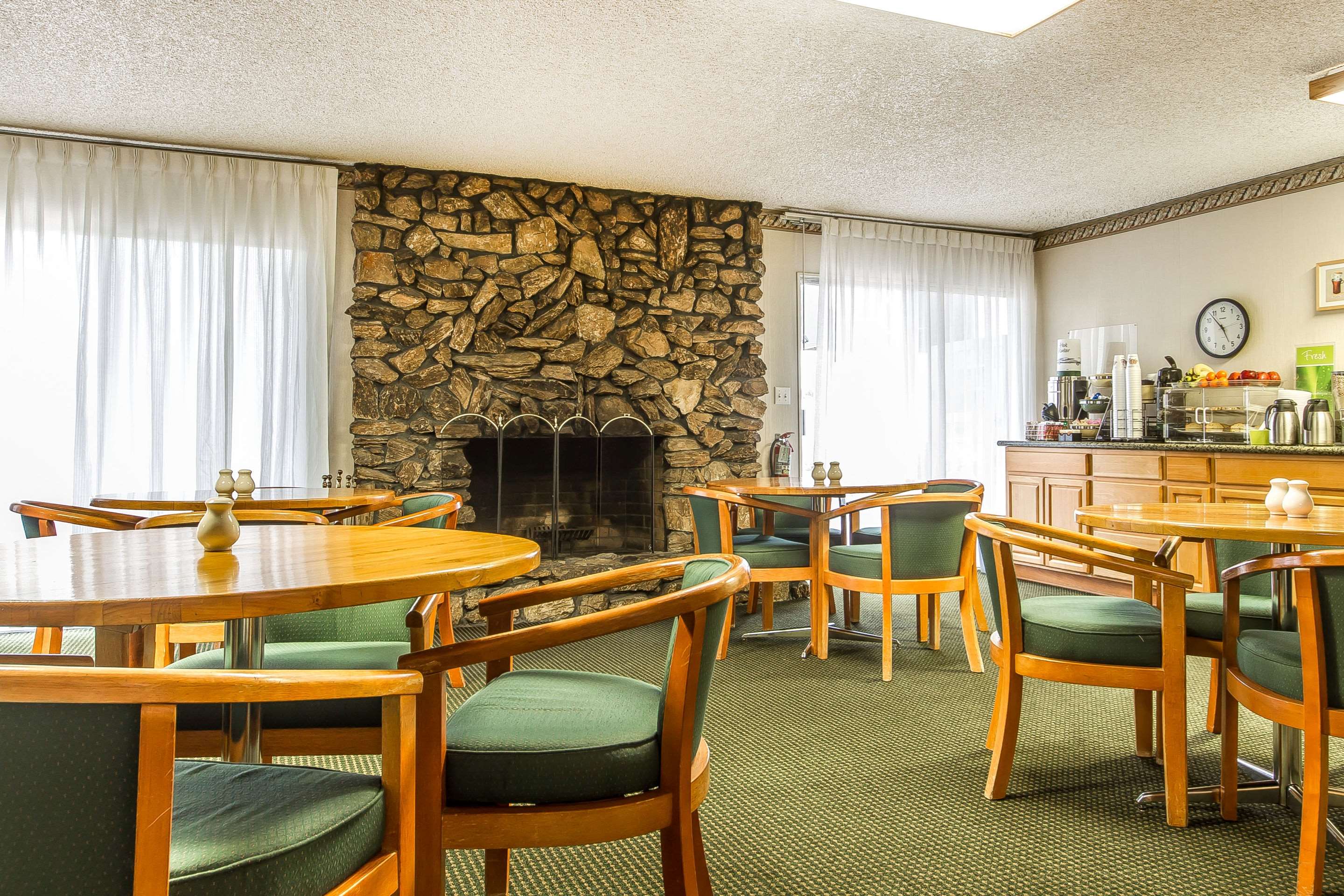 Breakfast area | Quality Inn & Suites Silicon Valley
