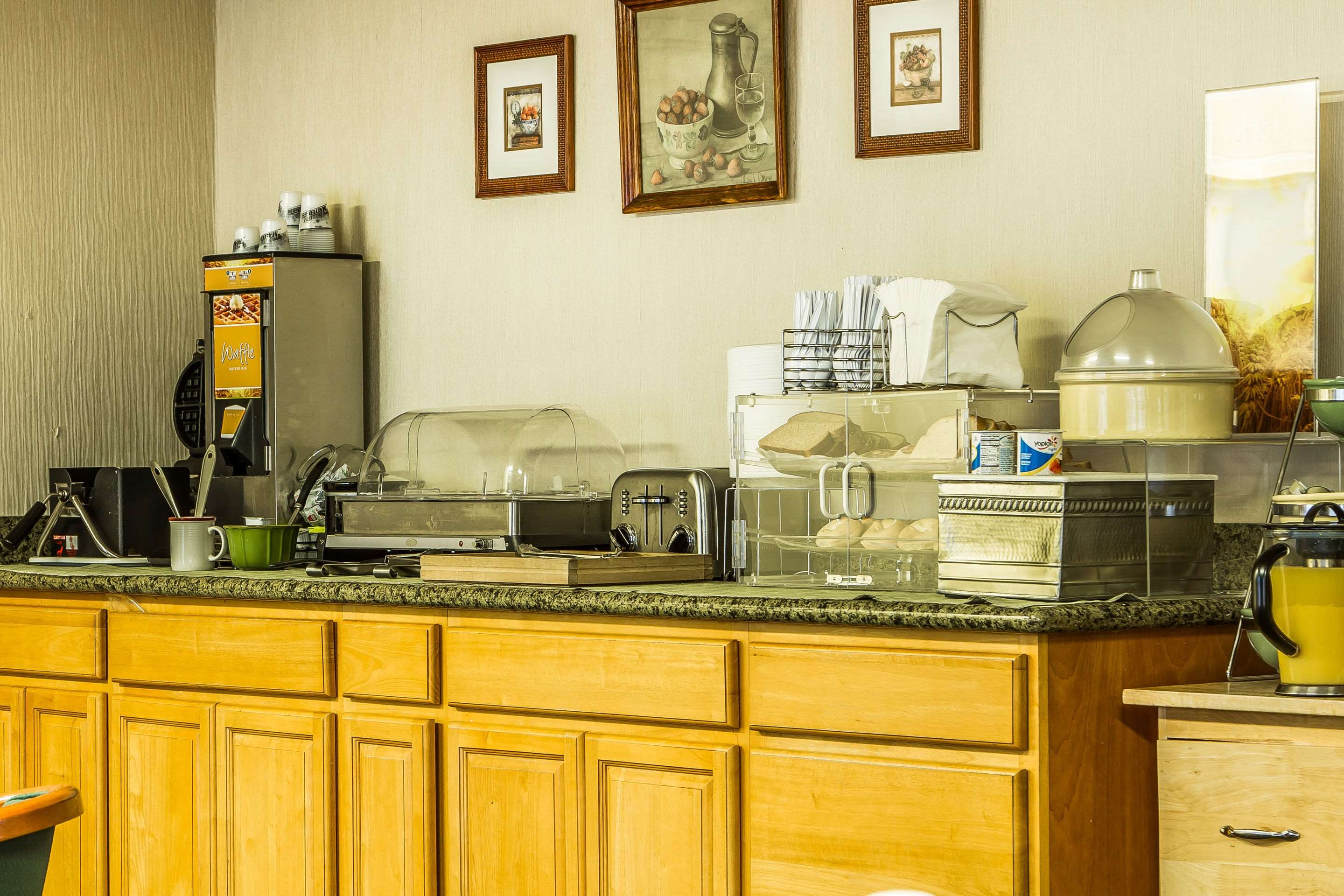 Breakfast area | Quality Inn & Suites Silicon Valley
