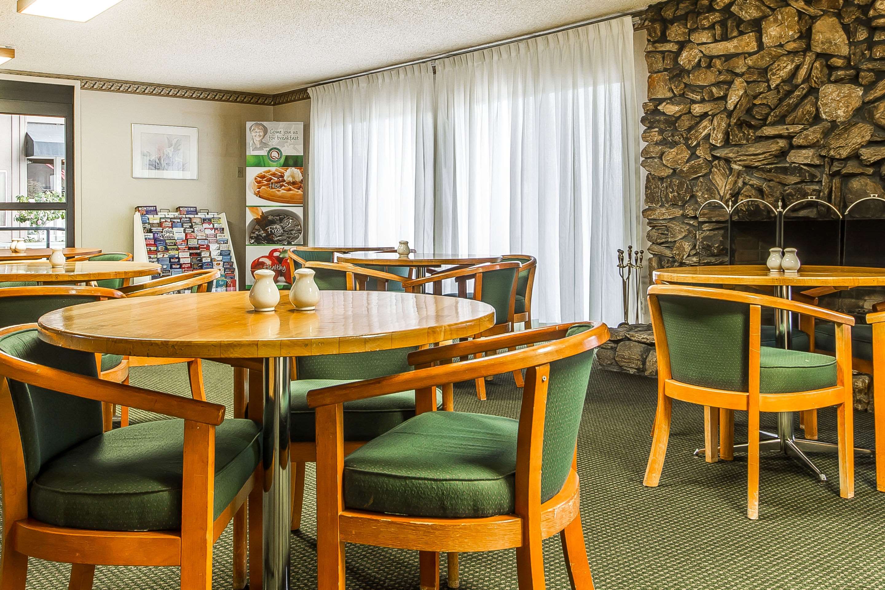 Breakfast area | Quality Inn & Suites Silicon Valley