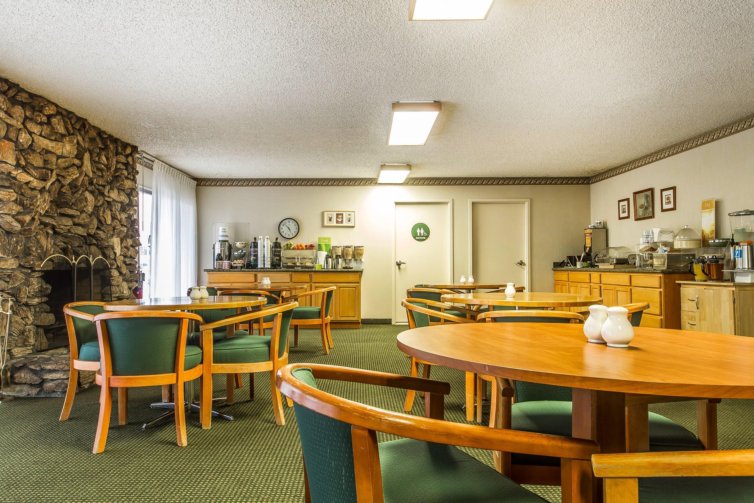 Breakfast area | Quality Inn & Suites Silicon Valley