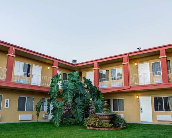Pool - Rodeway Inn Culver City Los Angeles
