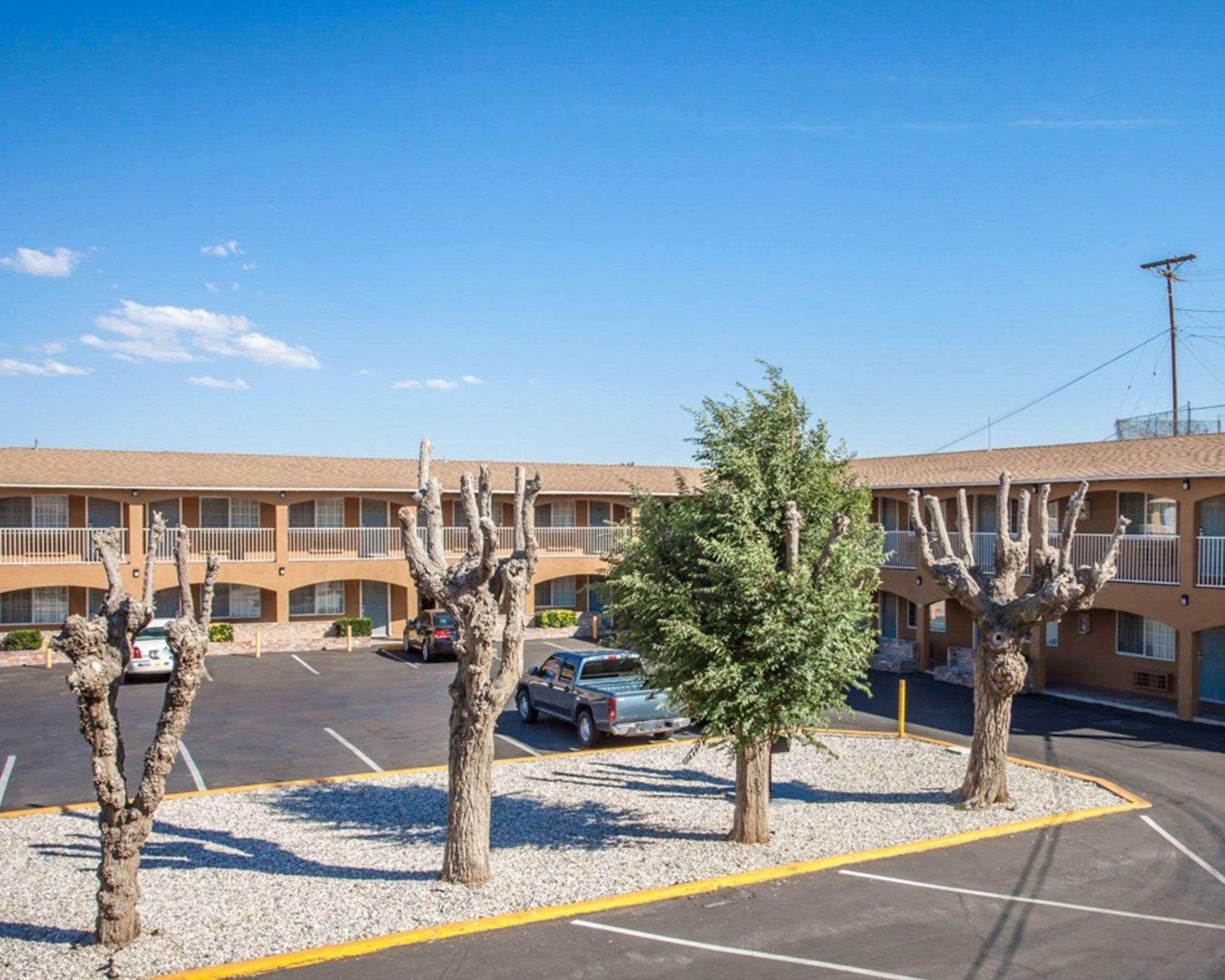 Side view of hotel | Econo Lodge On Historic Route 66