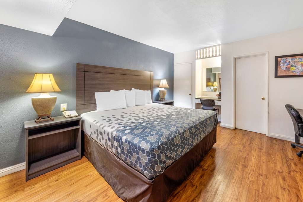ECONO LODGE ON HISTORIC ROUTE 66-guestroom-Guest Room,On-Site.jpg