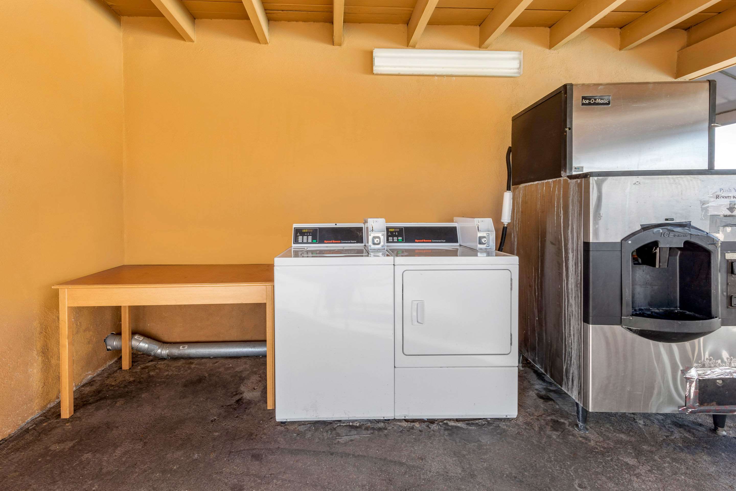 Guest laundry facilities | Econo Lodge On Historic Route 66