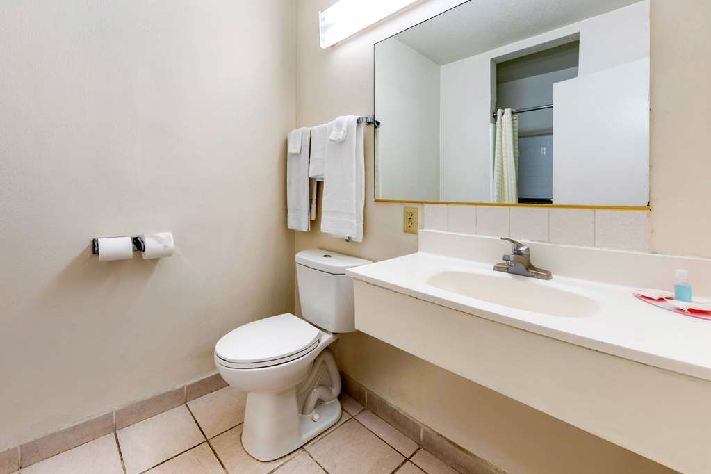 ECONO LODGE ON HISTORIC ROUTE 66-guestroom-Guest Room,Bathroom,On-Site.jpg