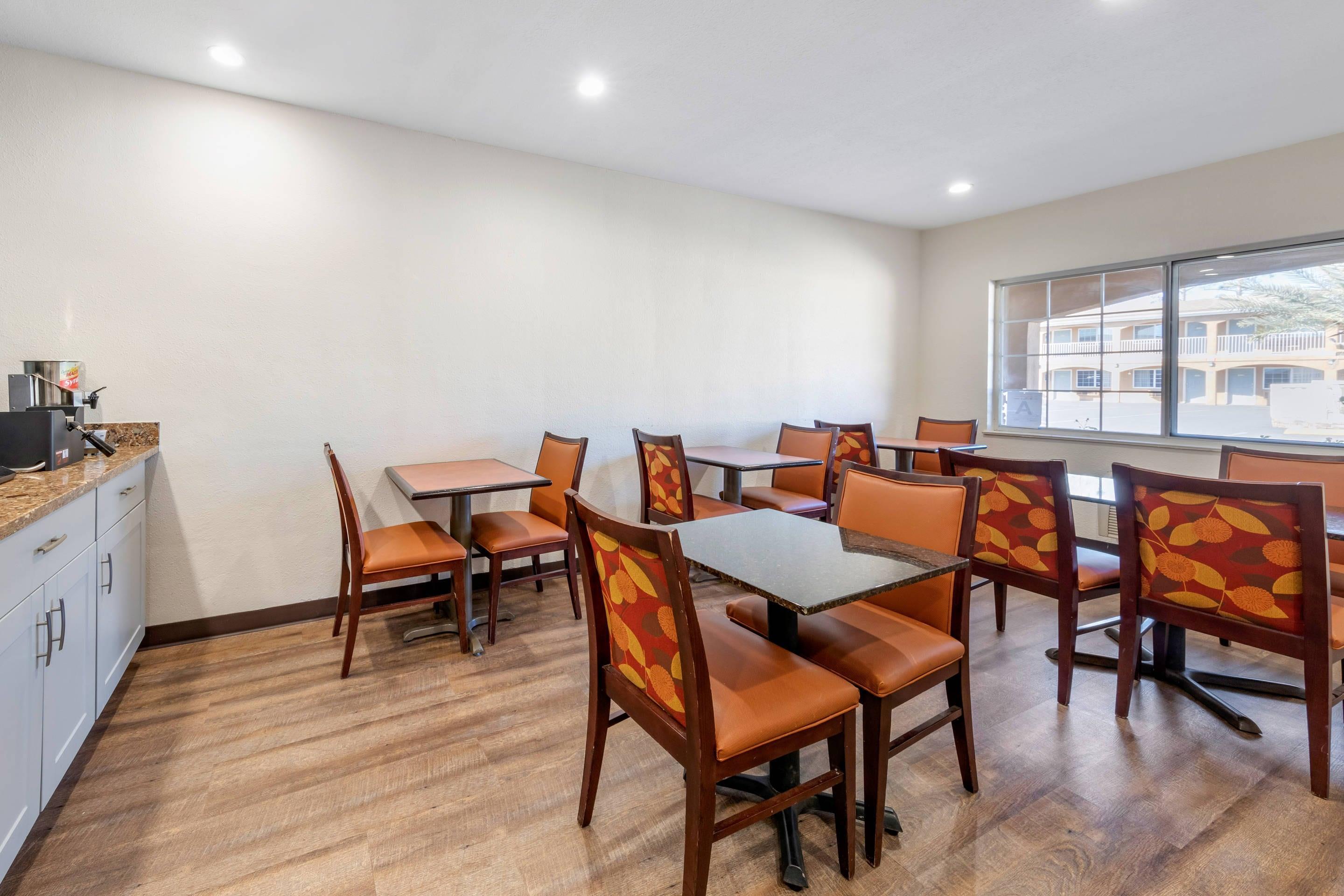 Breakfast area | Econo Lodge On Historic Route 66