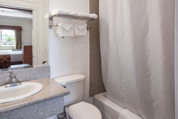  - Rodeway Inn & Suites Pasadena - I-210, Exit 29A