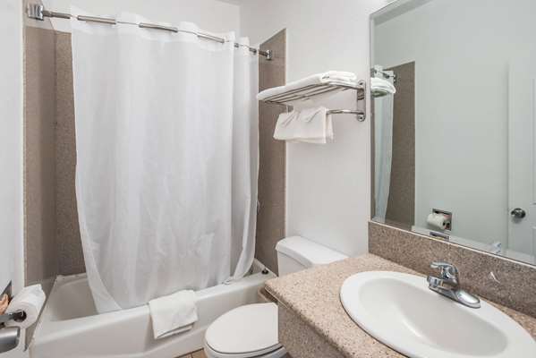  - Rodeway Inn & Suites Pasadena - I-210, Exit 29A