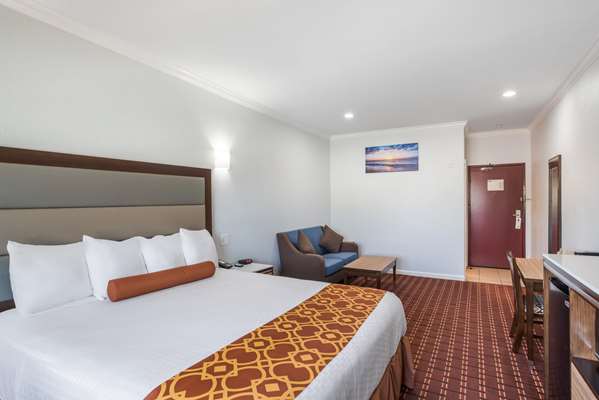  - Rodeway Inn & Suites Pasadena - I-210, Exit 29A