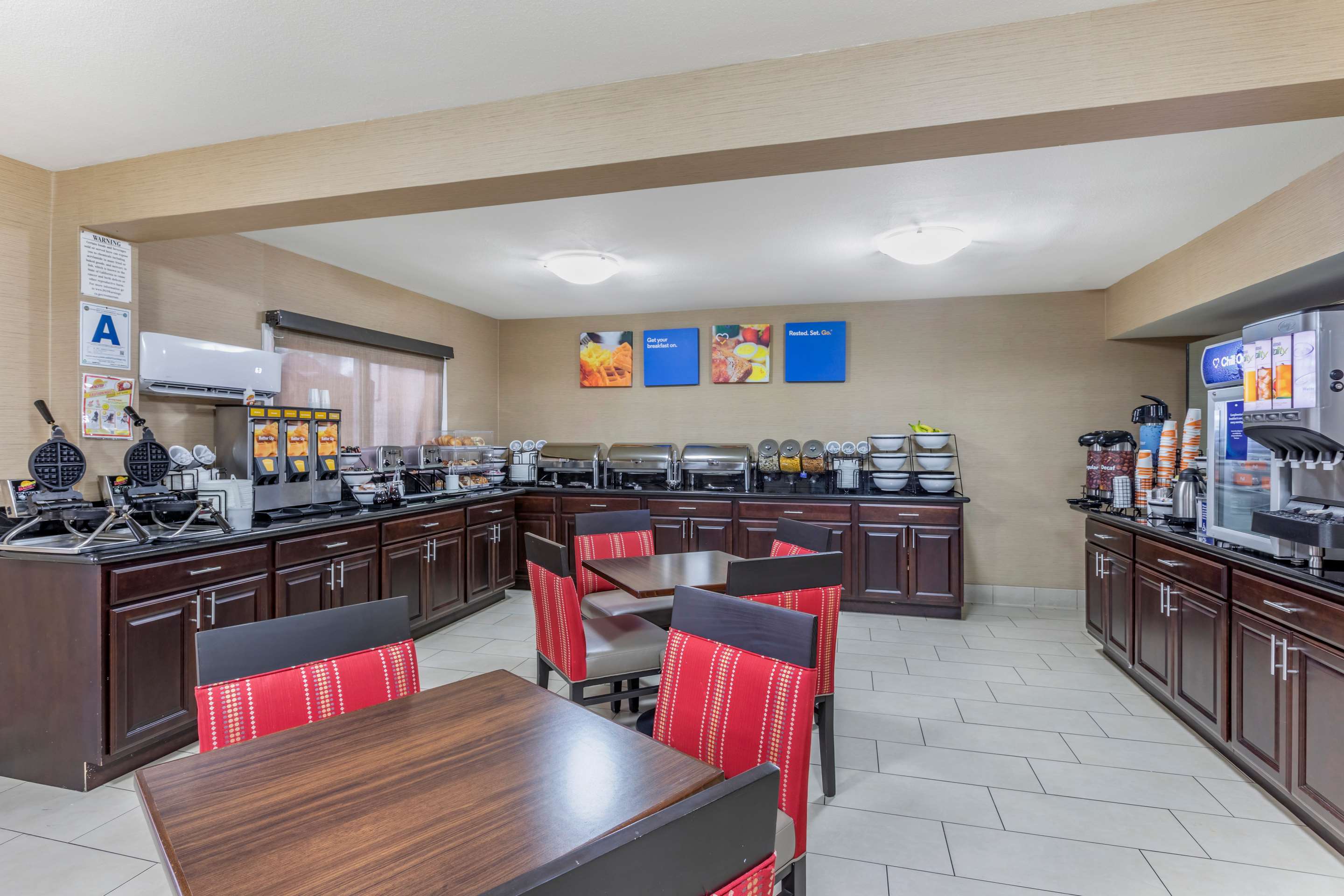 Breakfast area | Comfort Inn Escondido San Diego North County
