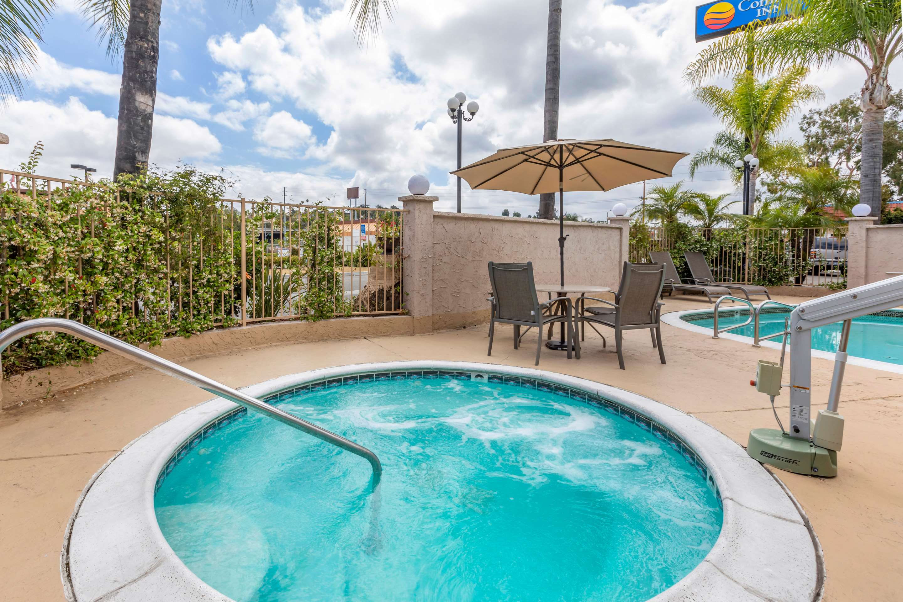 Outdoor pool | Comfort Inn Escondido San Diego North County