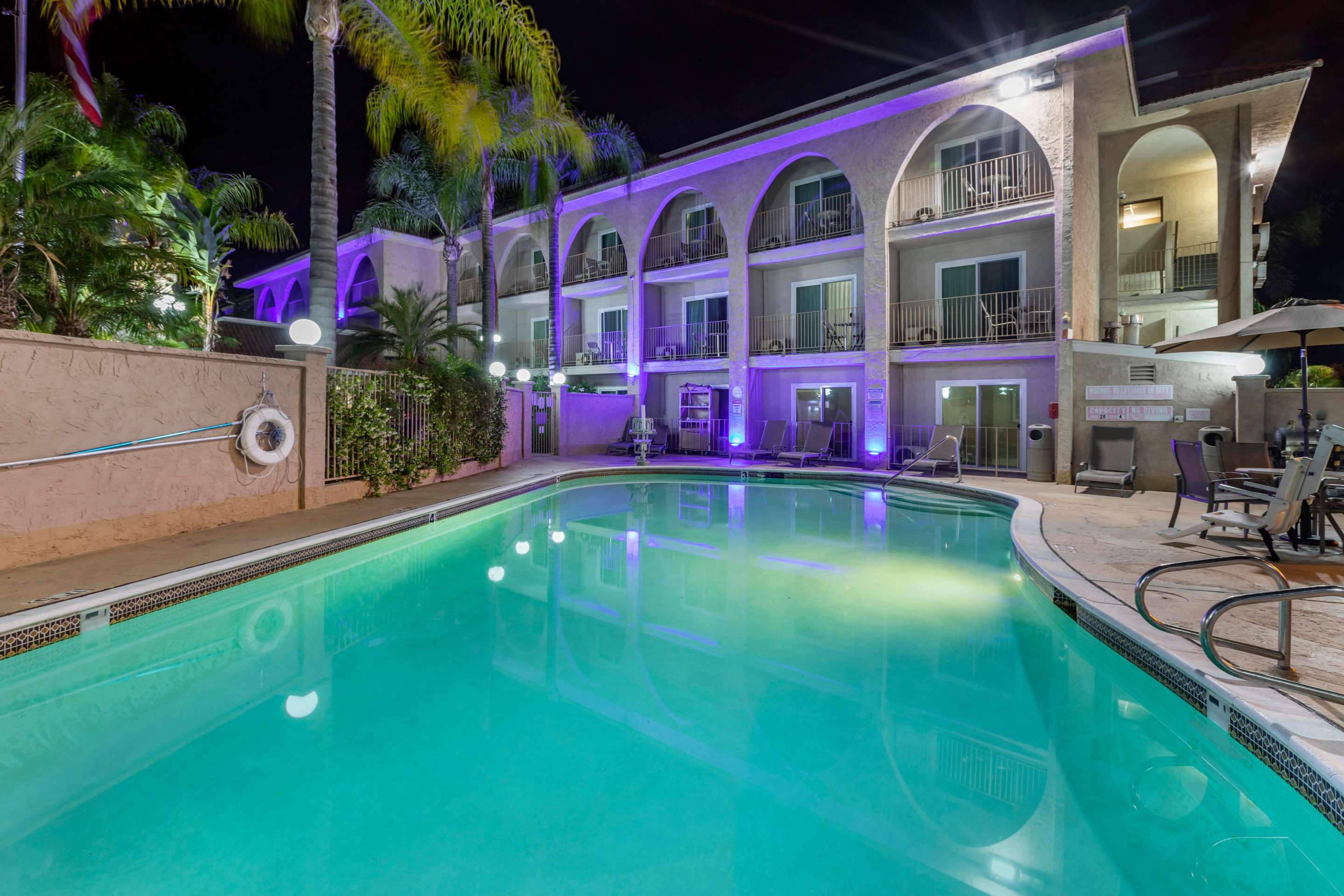 Outdoor pool | Comfort Inn Escondido San Diego North County