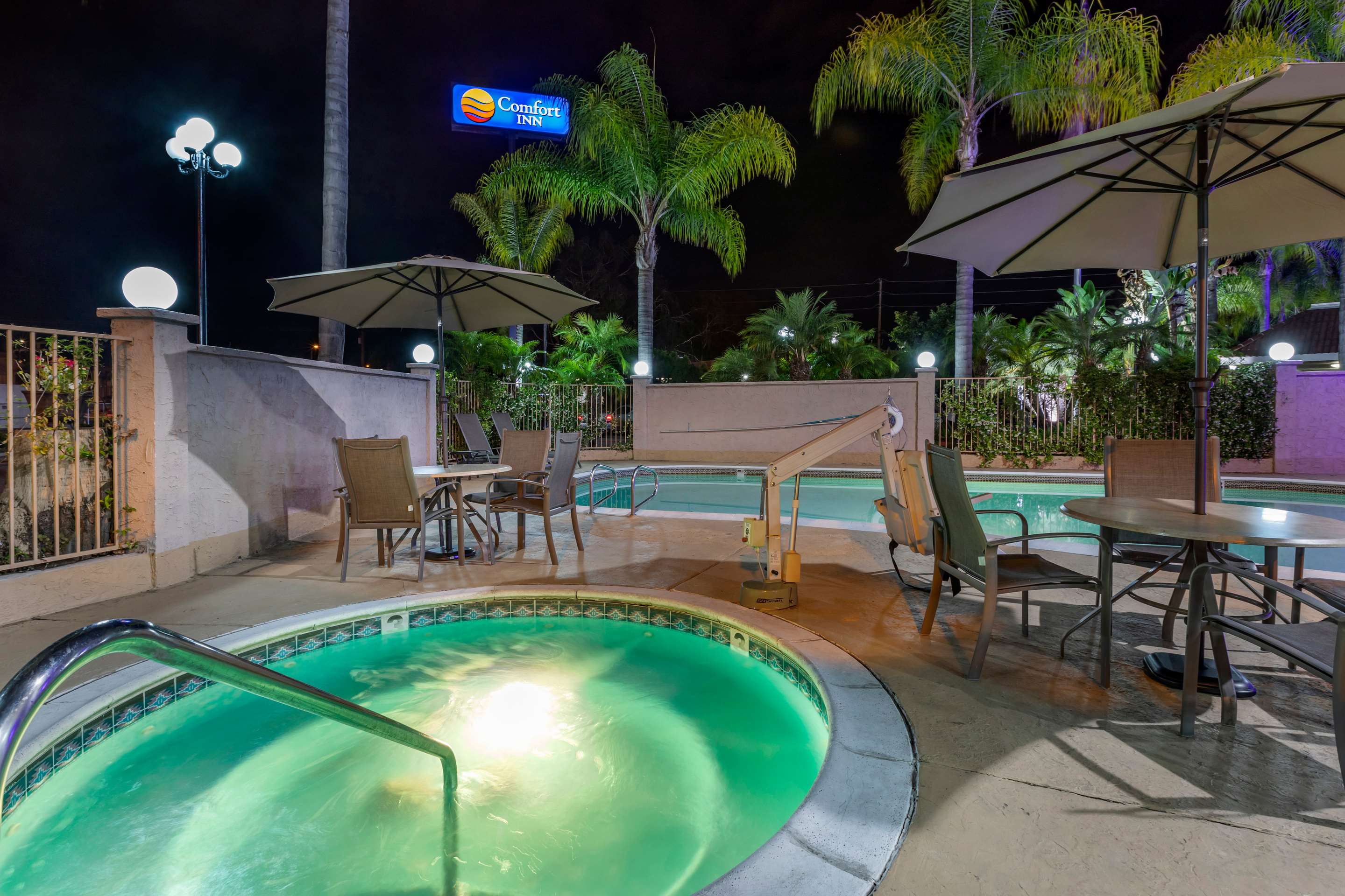 Outdoor pool | Comfort Inn Escondido San Diego North County