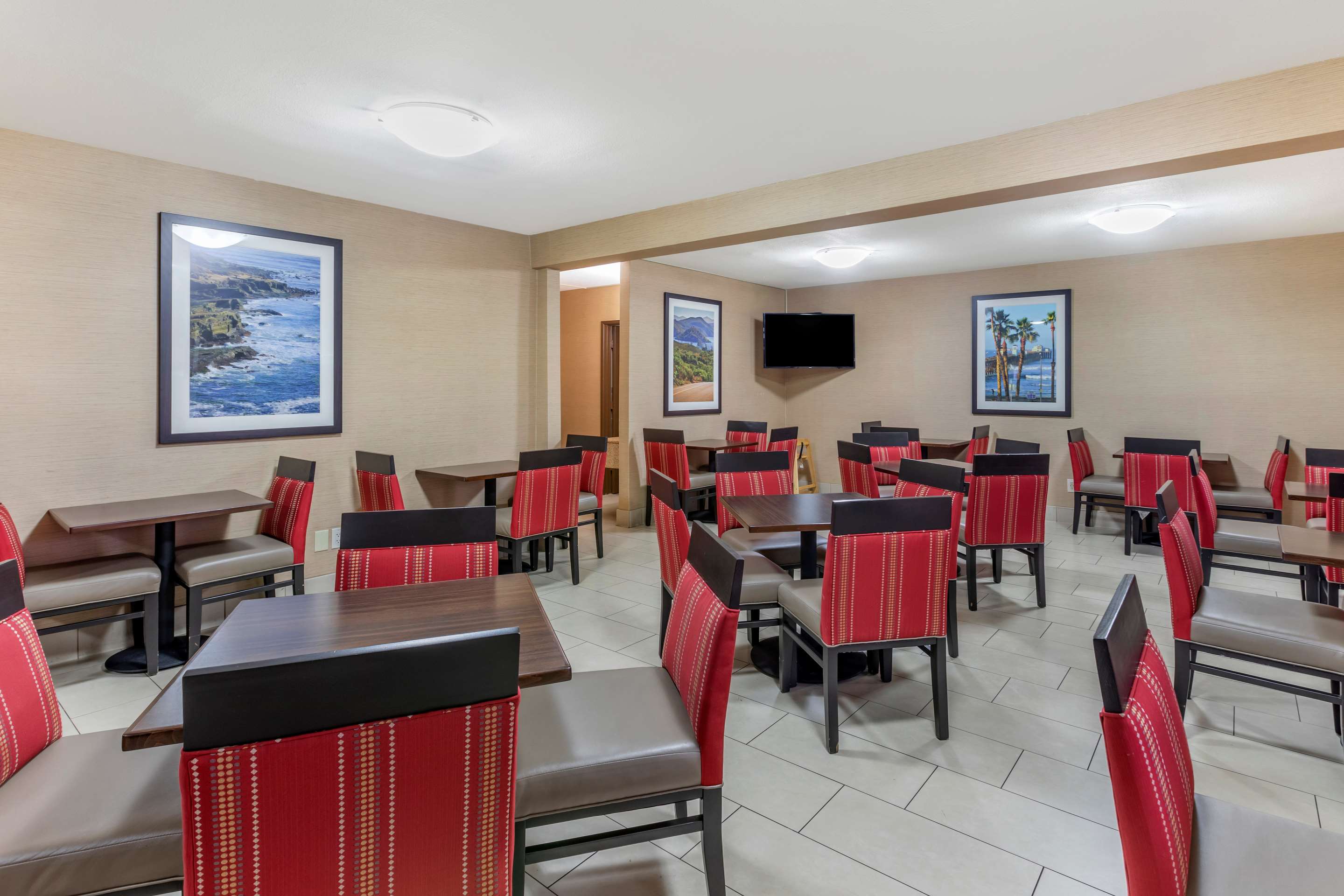 Breakfast area | Comfort Inn Escondido San Diego North County