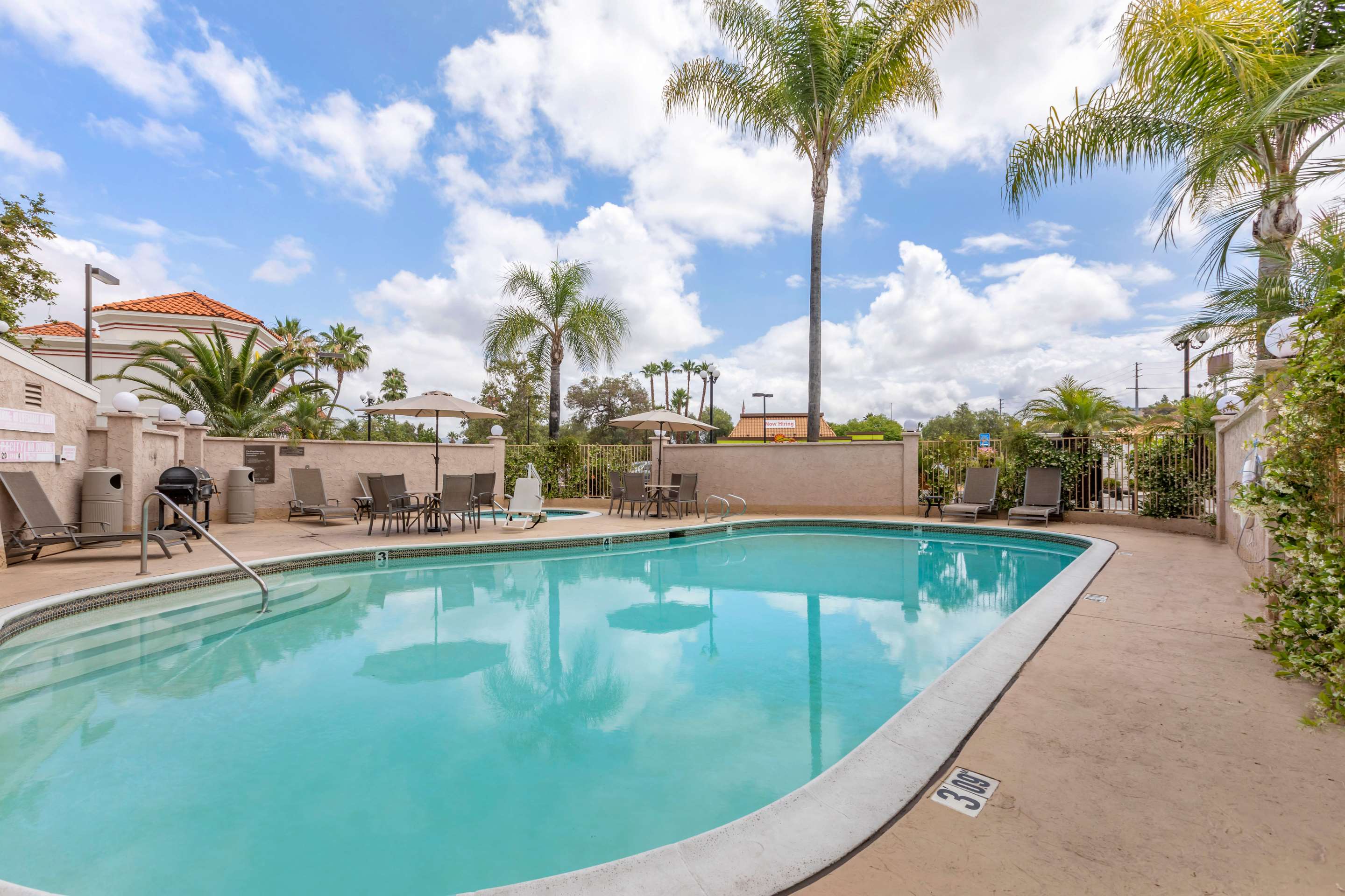 Outdoor pool | Comfort Inn Escondido San Diego North County