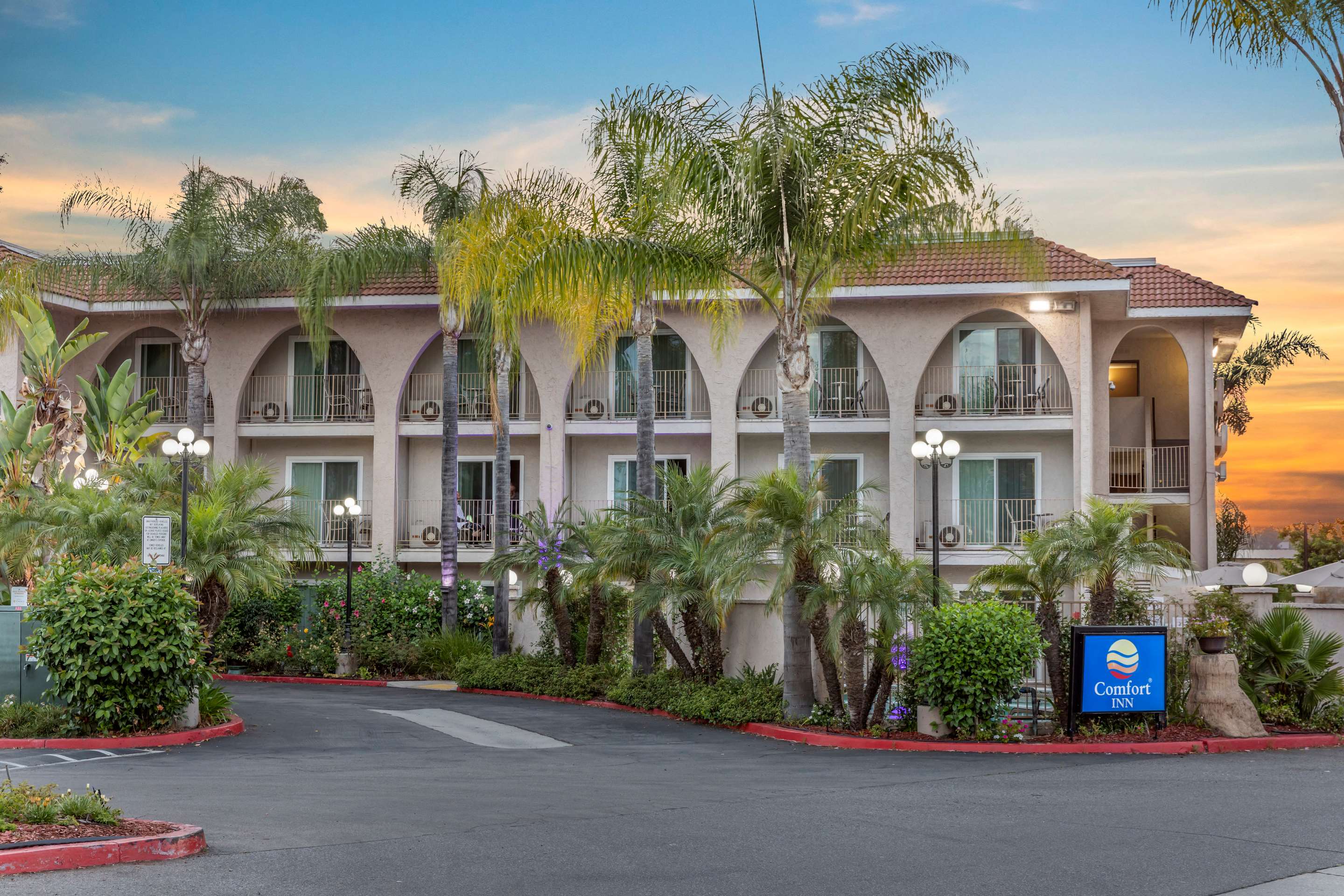 Hotel exterior | Comfort Inn Escondido San Diego North County