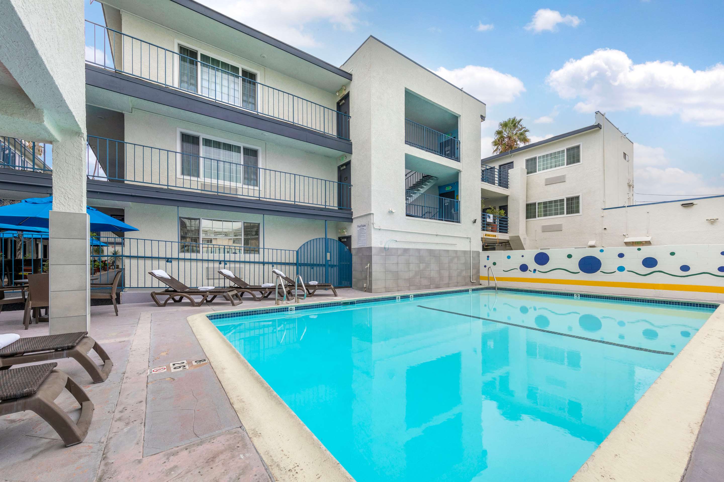 Outdoor pool | Comfort Inn Santa Monica - West Los Angeles