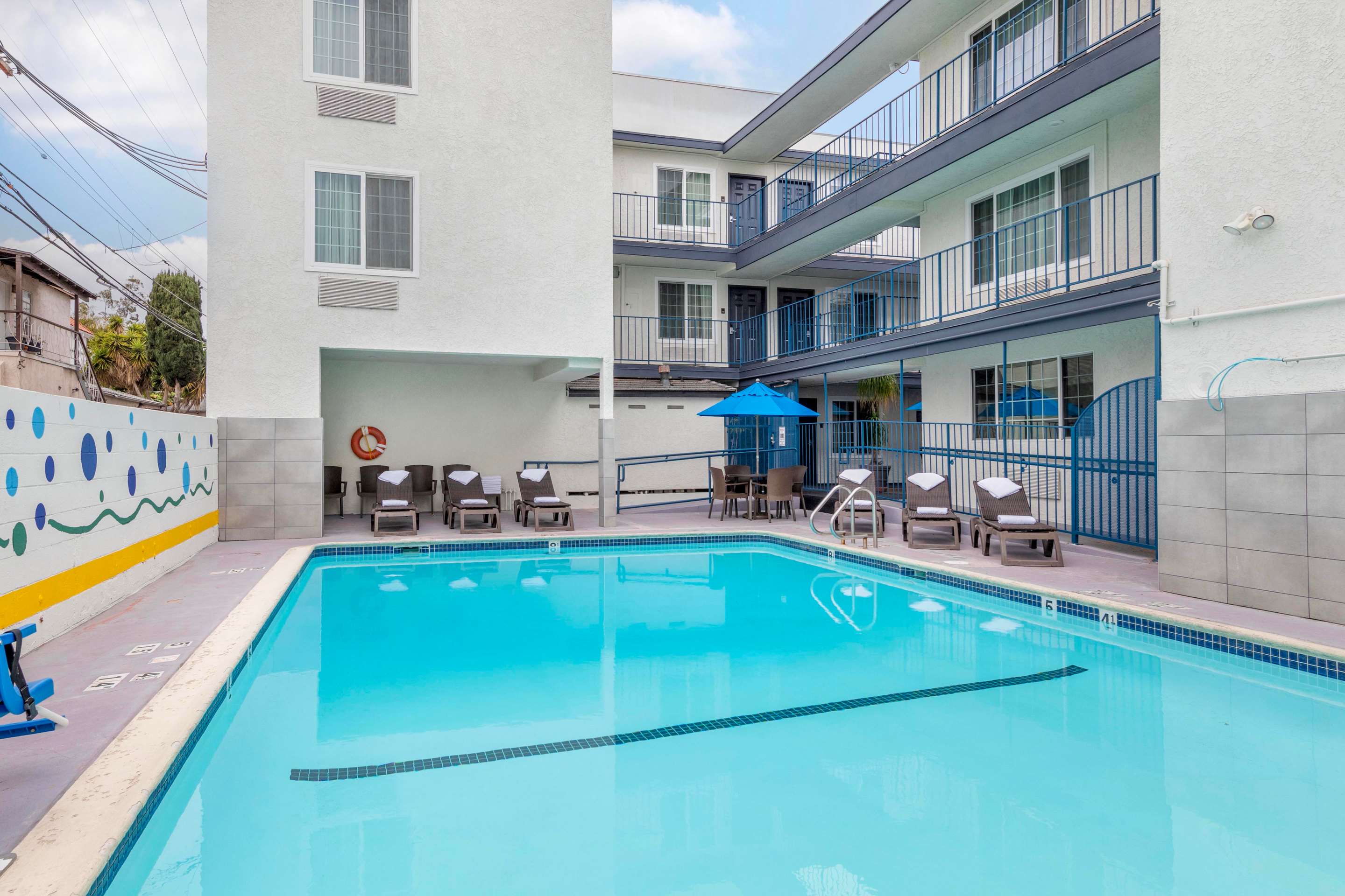 Outdoor pool | Comfort Inn Santa Monica - West Los Angeles