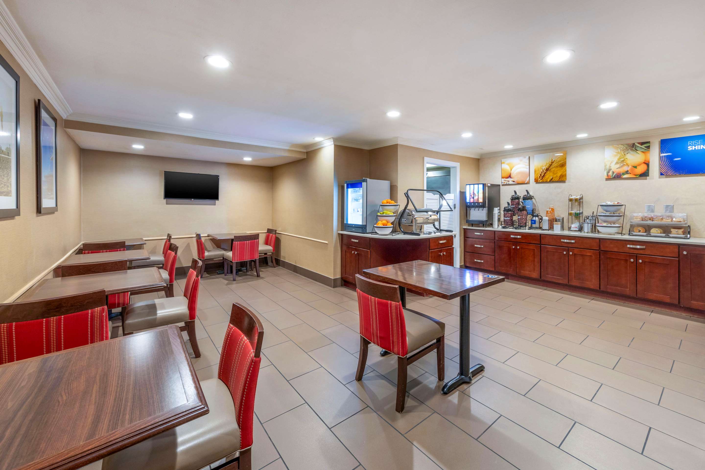 Breakfast area | Comfort Inn Santa Monica - West Los Angeles