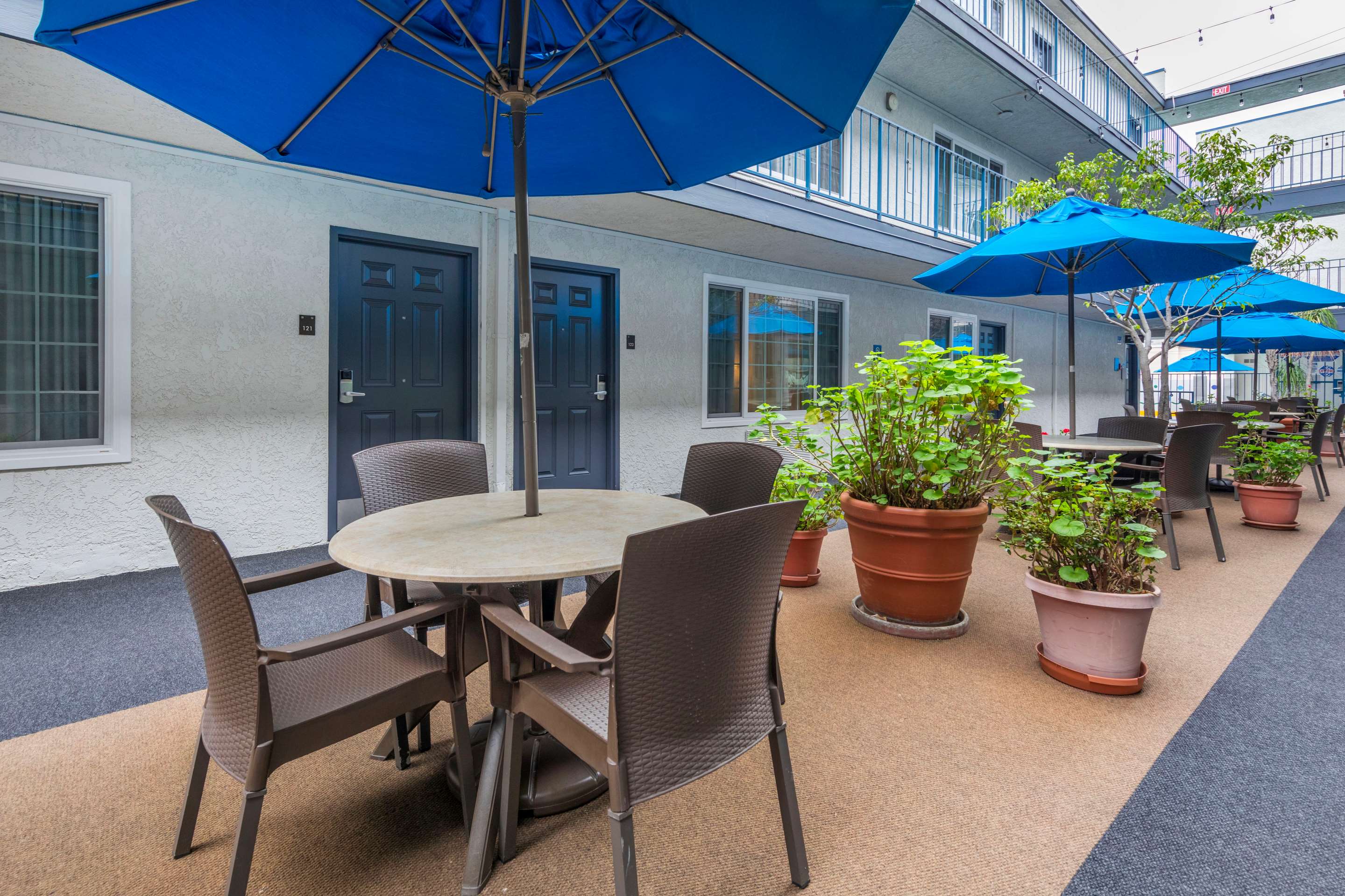 Hotel patio | Comfort Inn Santa Monica - West Los Angeles