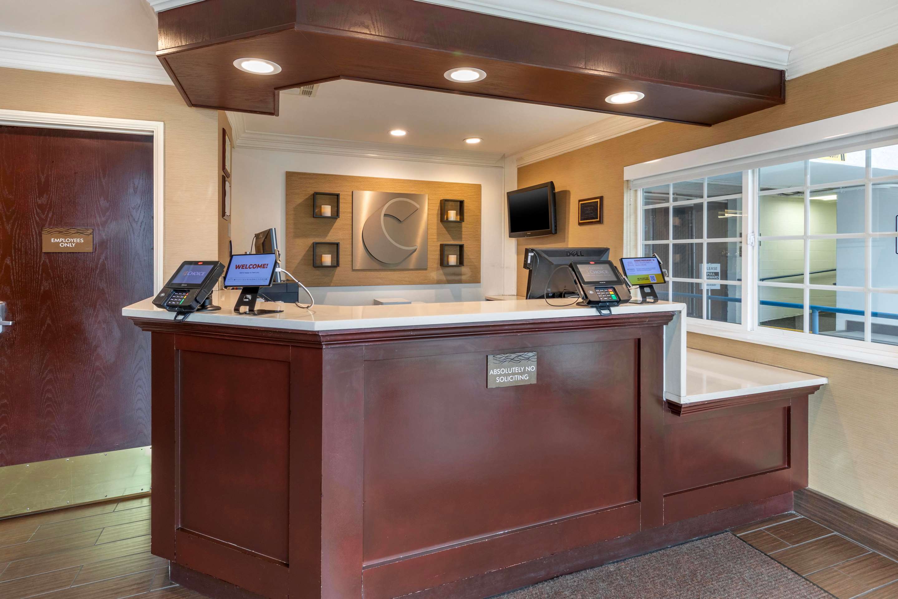 Front desk | Comfort Inn Santa Monica - West Los Angeles