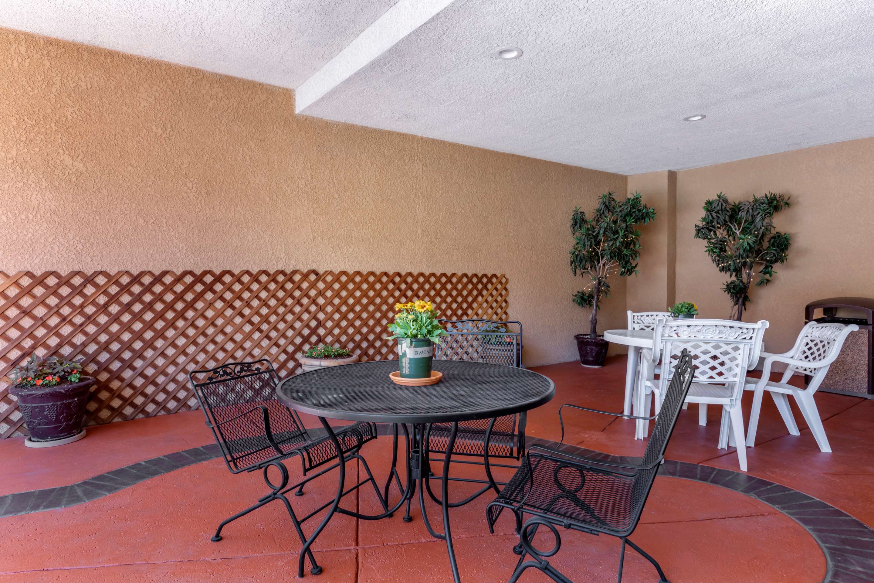 Outside sitting area | Comfort Suites Visalia Convention Center