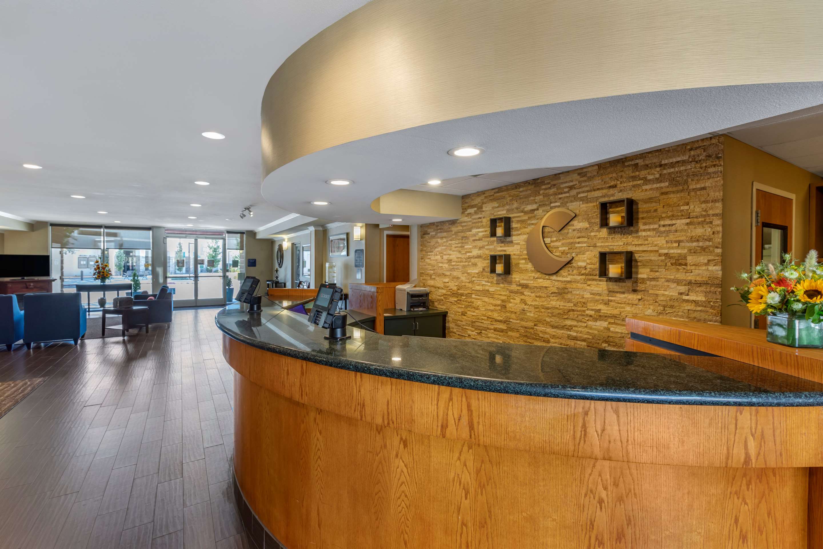 Front desk | Comfort Suites Visalia Convention Center