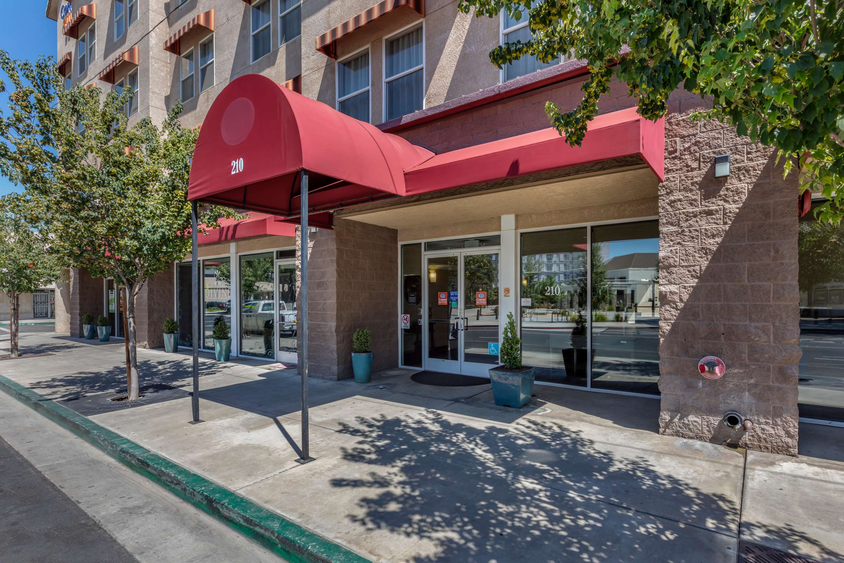 Hotel Entrance | Comfort Suites Visalia Convention Center