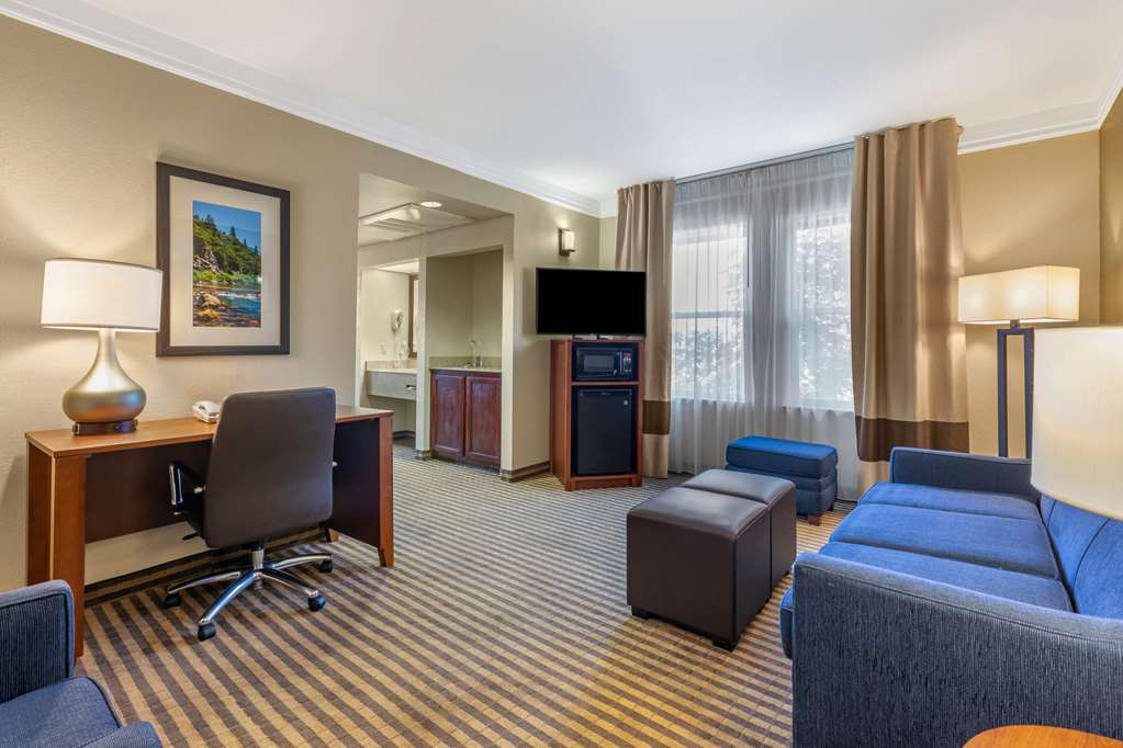 COMFORT SUITES VISALIA - CONVENTION-guestroom-Guest Room,Suite,On-Site.jpg