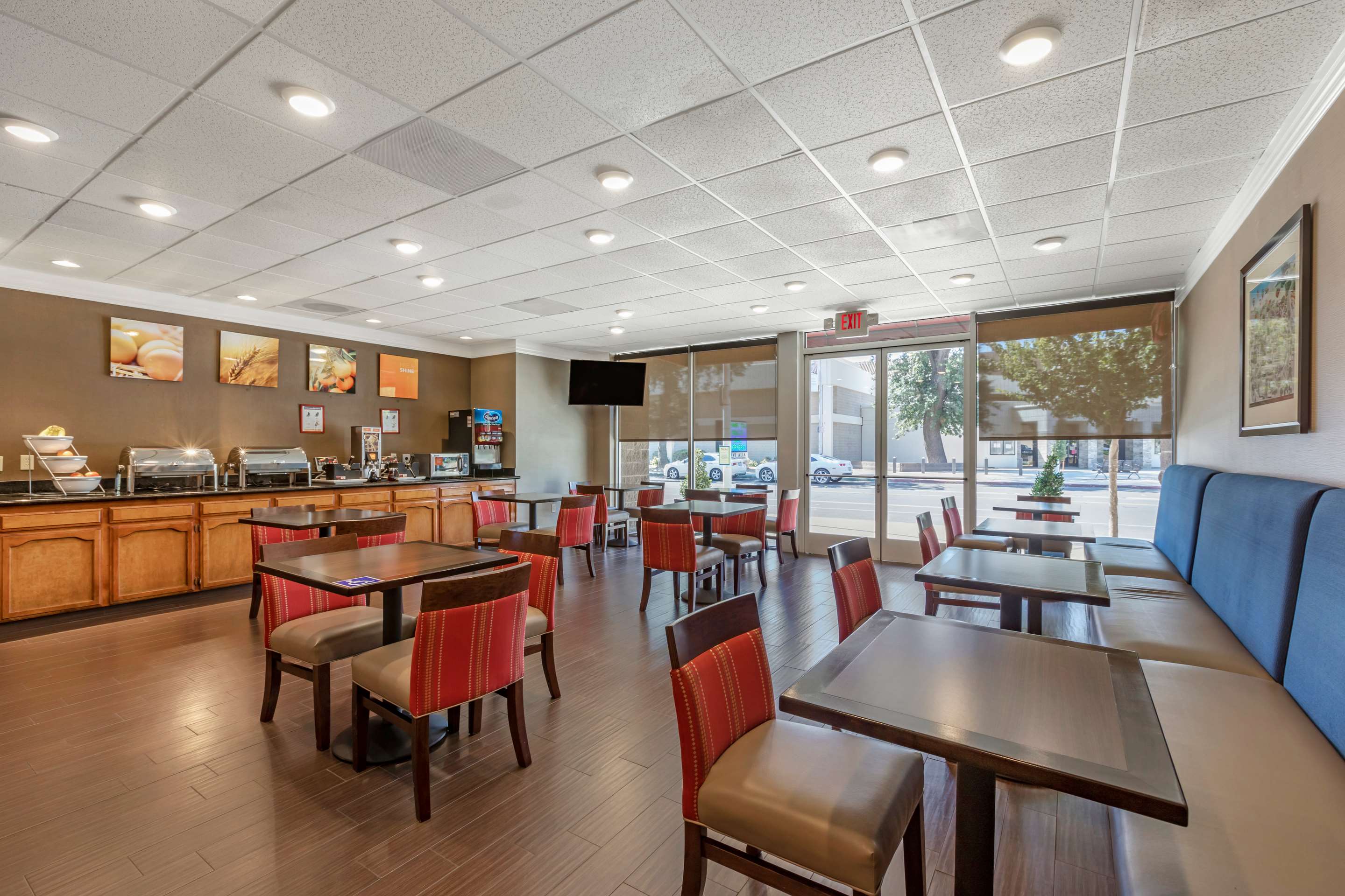 Spacious breakfast area | Comfort Suites Visalia Convention Center