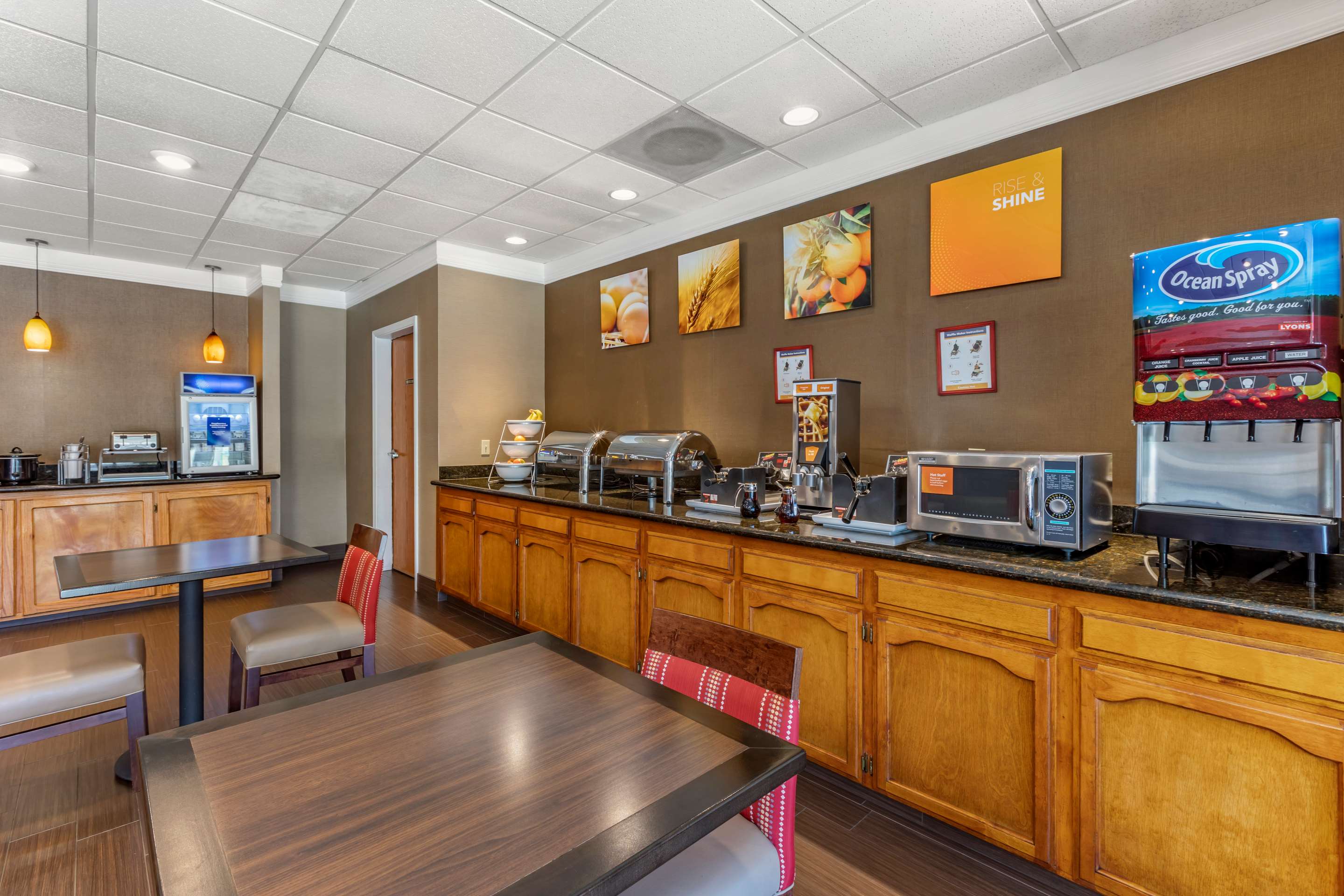 Breakfast area | Comfort Suites Visalia Convention Center