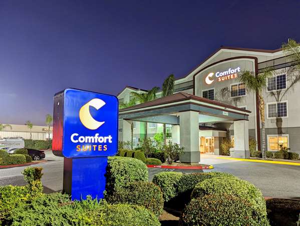 Exterior view - Comfort Suites Fresno