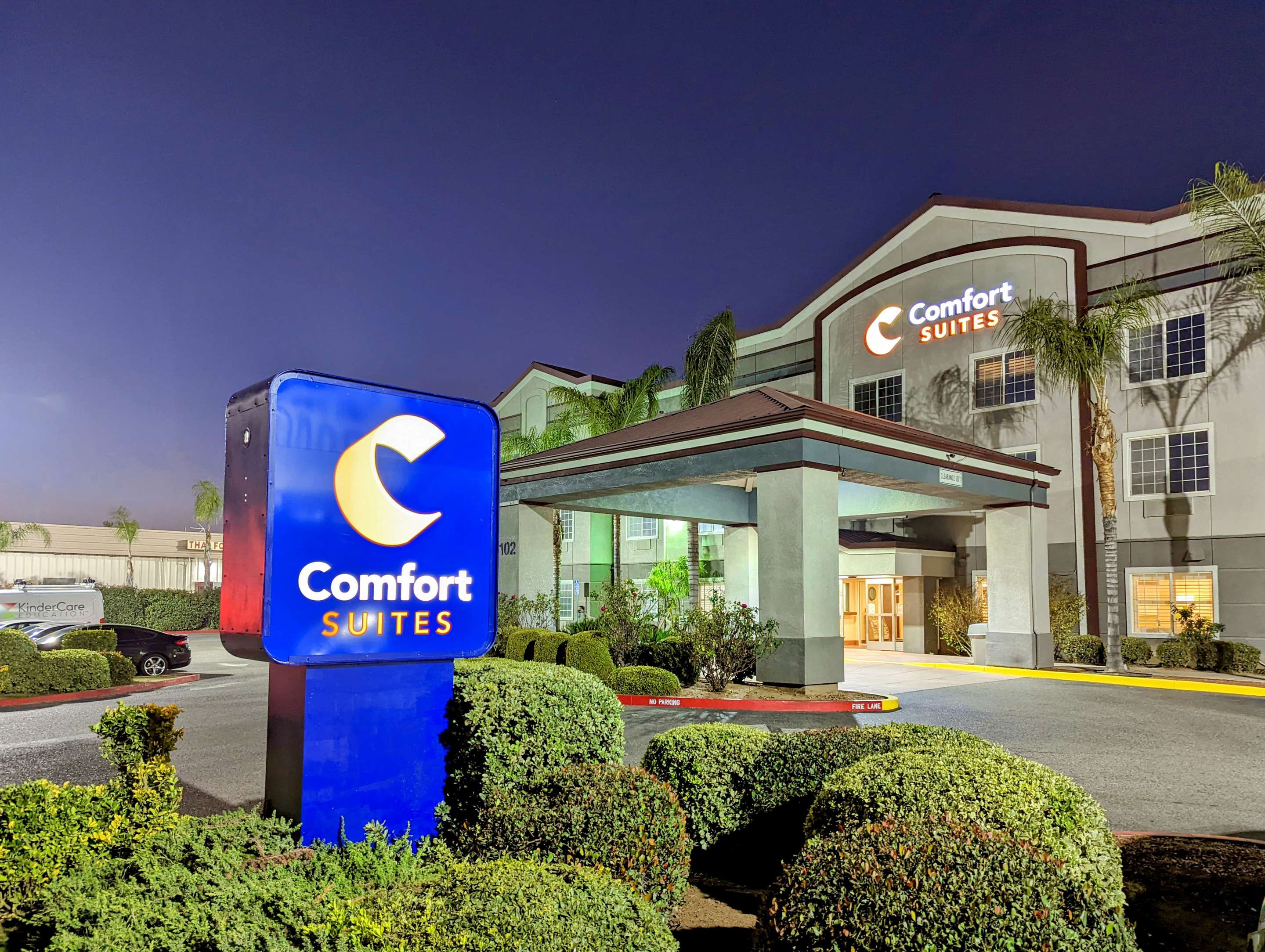 Hotel exterior | Comfort Suites Fresno River Park