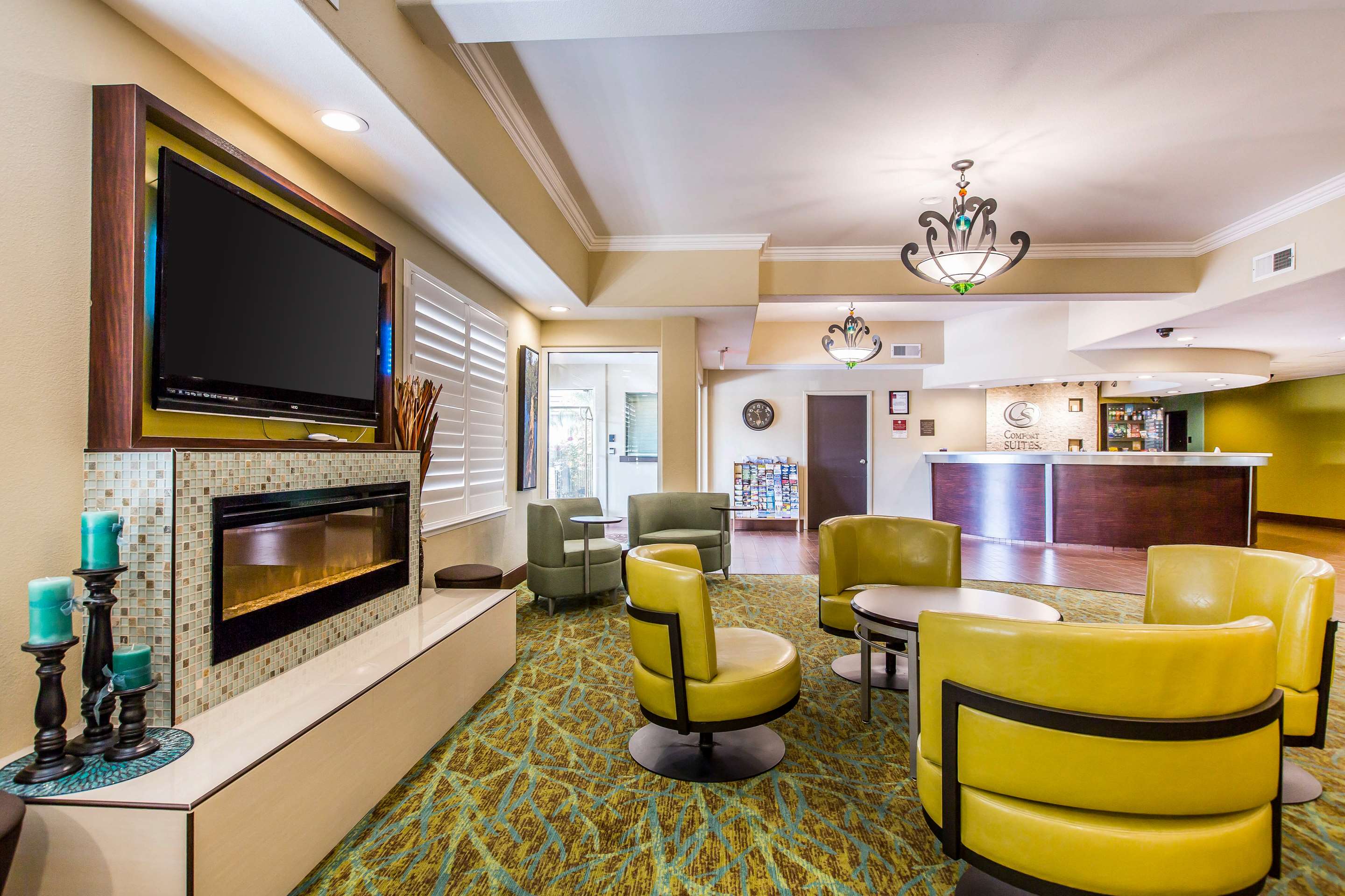 Lobby with sitting area | Comfort Suites Fresno River Park