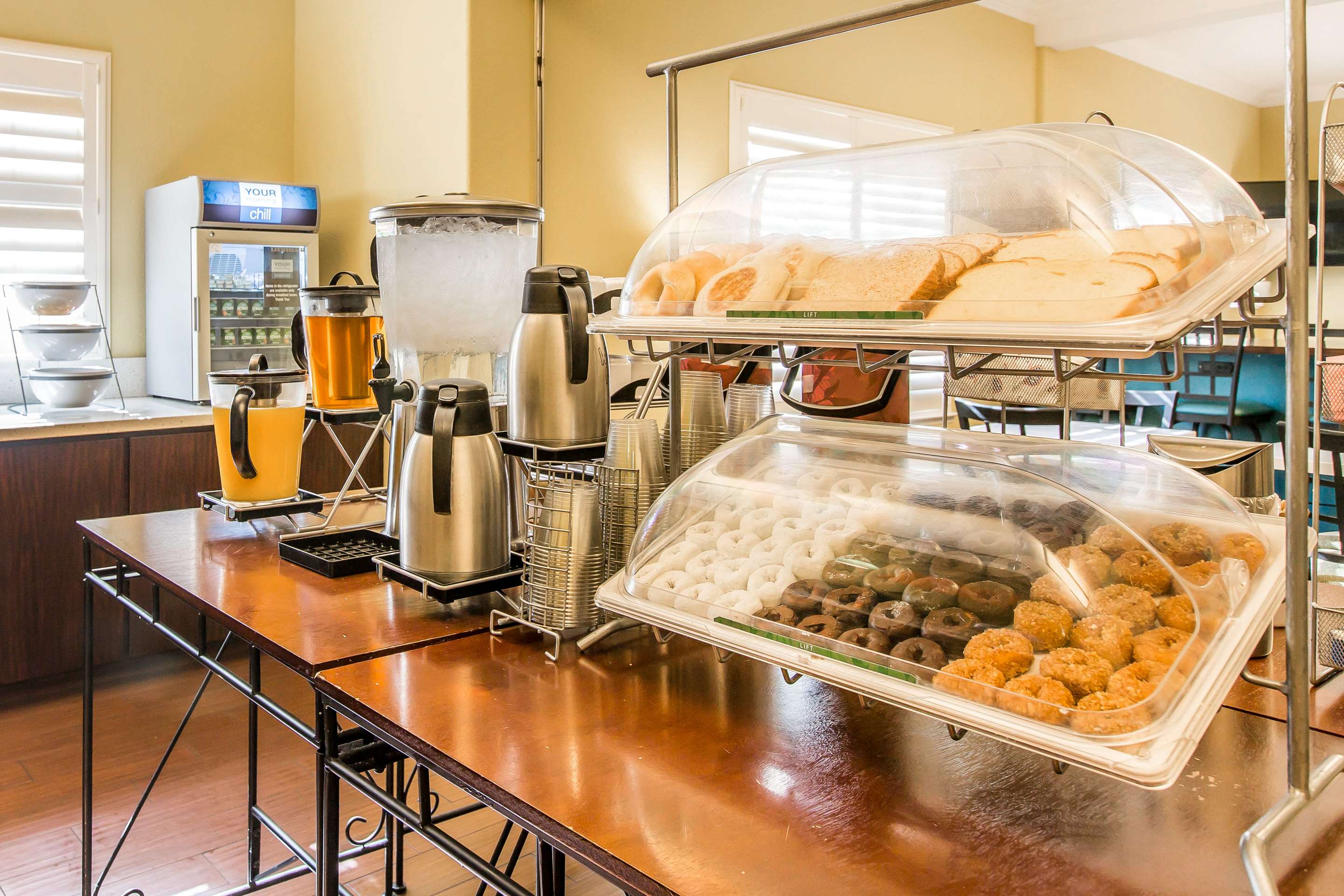Free breakfast | Comfort Suites Fresno River Park