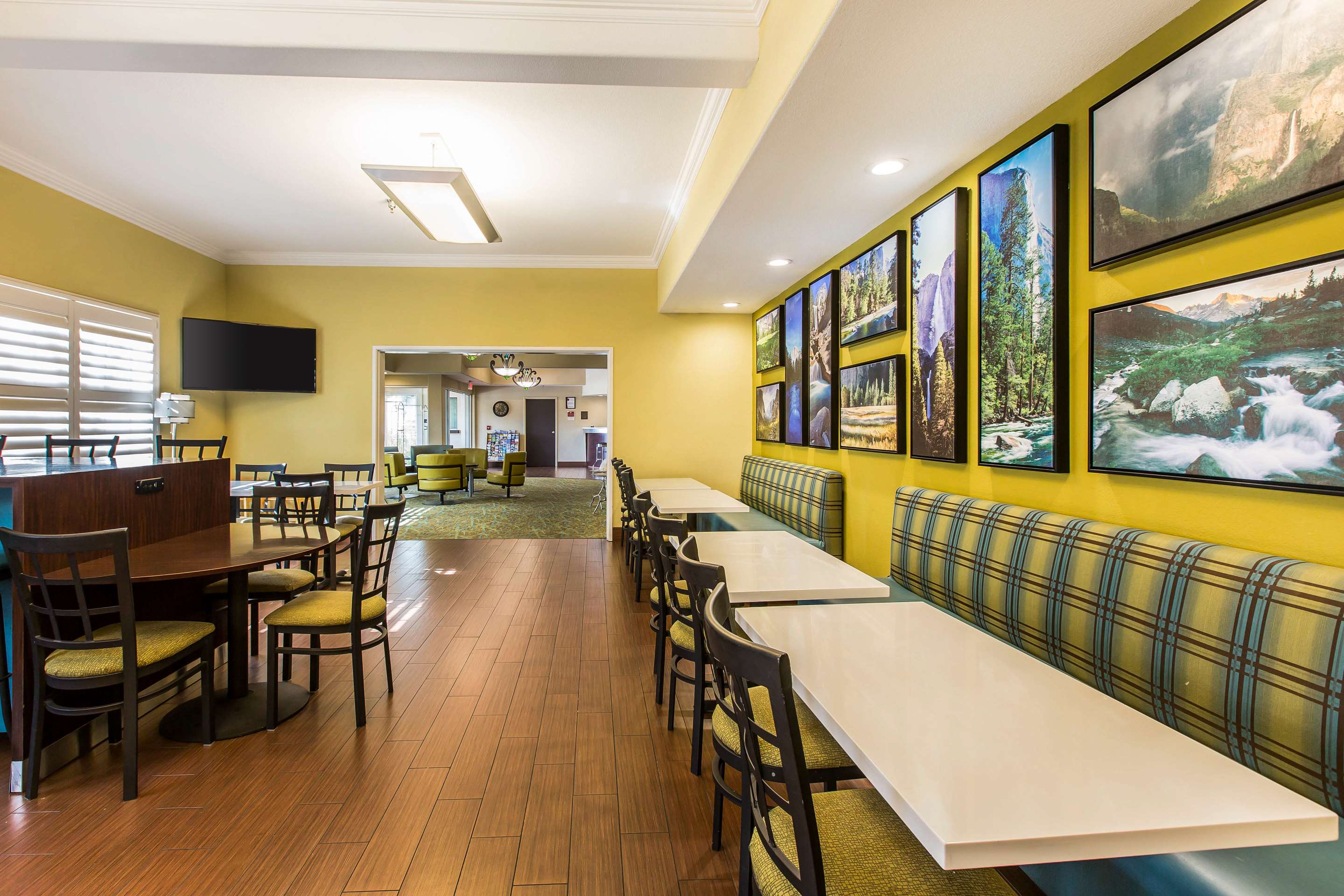 Spacious breakfast area | Comfort Suites Fresno River Park