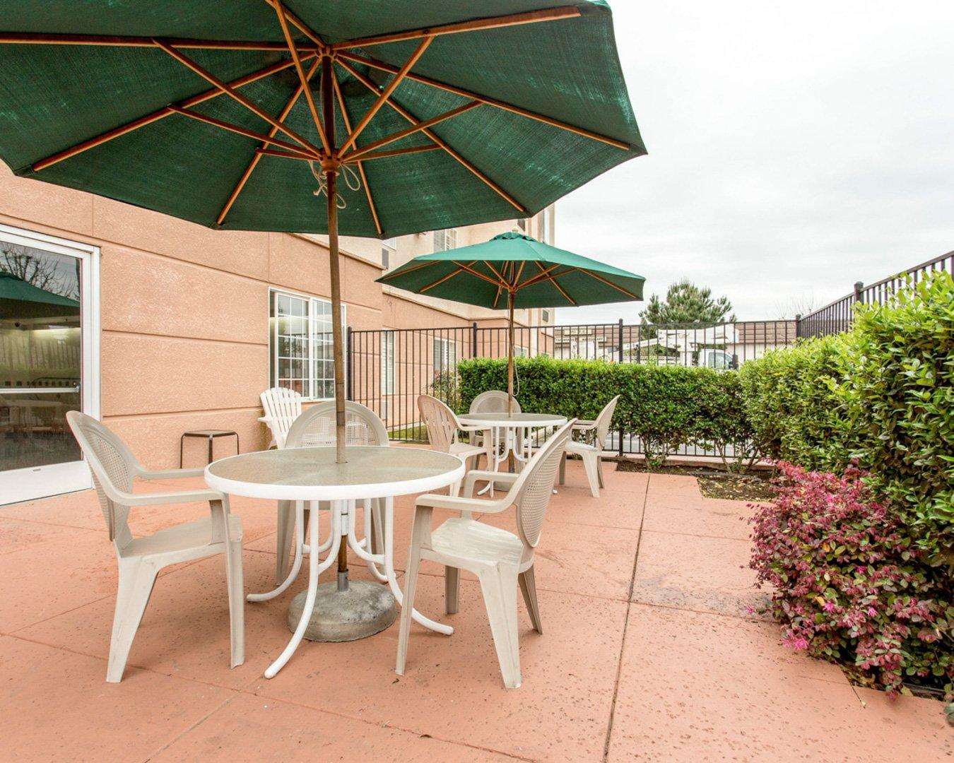 Relax on the hotel patio | Comfort Suites Fresno River Park