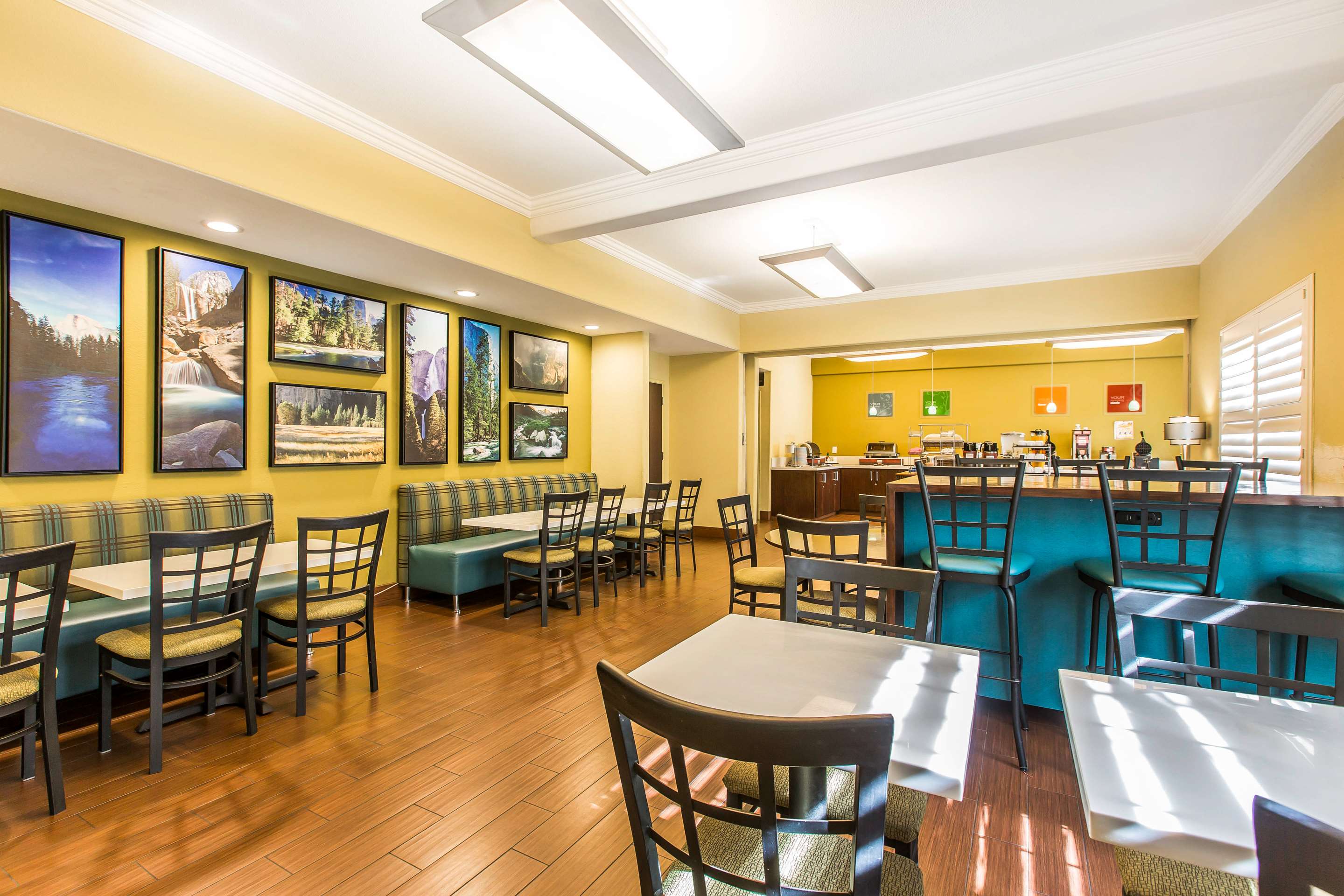 Enjoy breakfast in this seating area | Comfort Suites Fresno River Park
