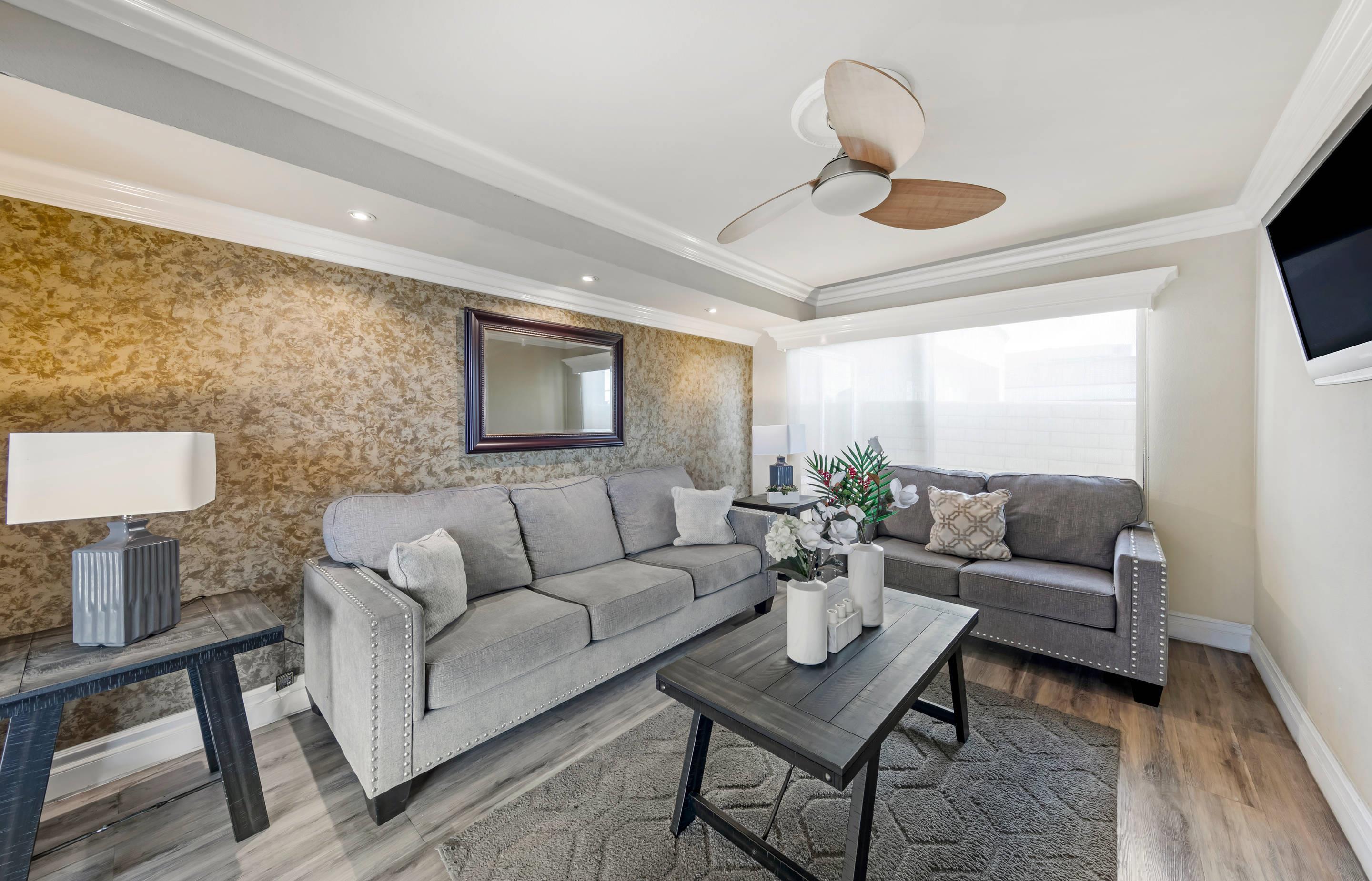 Lobby with sitting area | Quality Inn Long Beach - Signal Hill