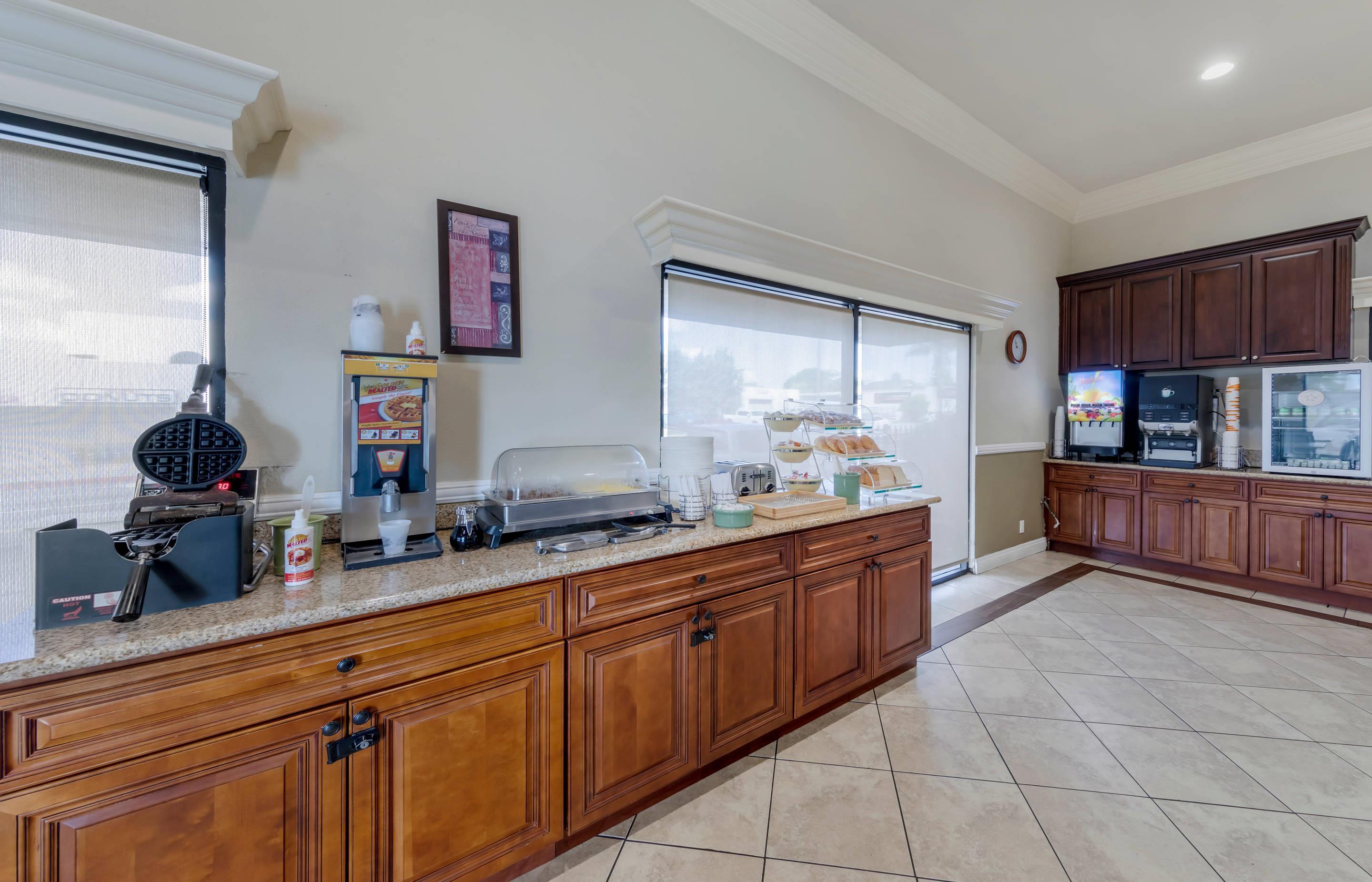 Breakfast area | Quality Inn Long Beach - Signal Hill