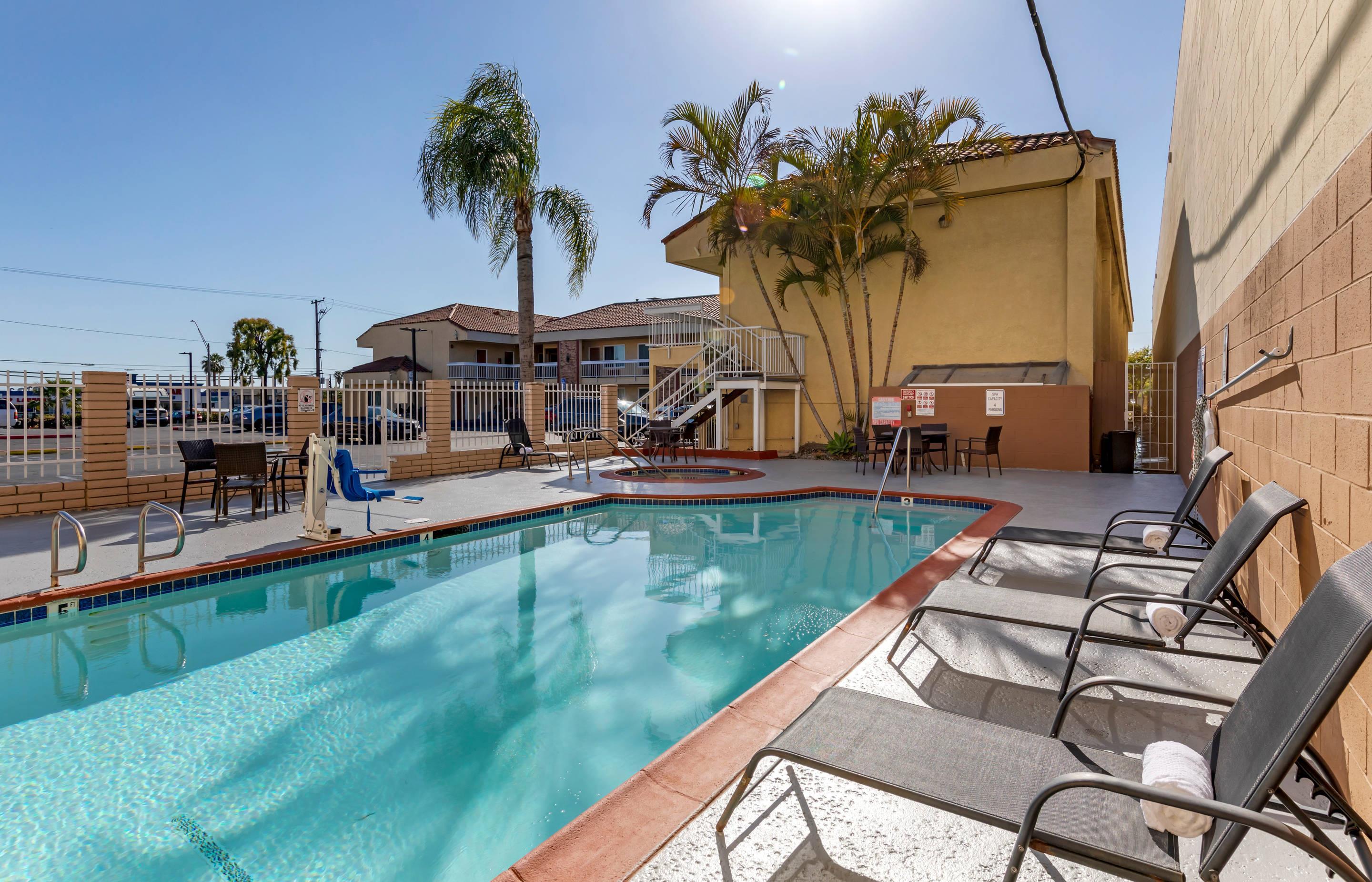 Outdoor pool | Quality Inn Long Beach - Signal Hill