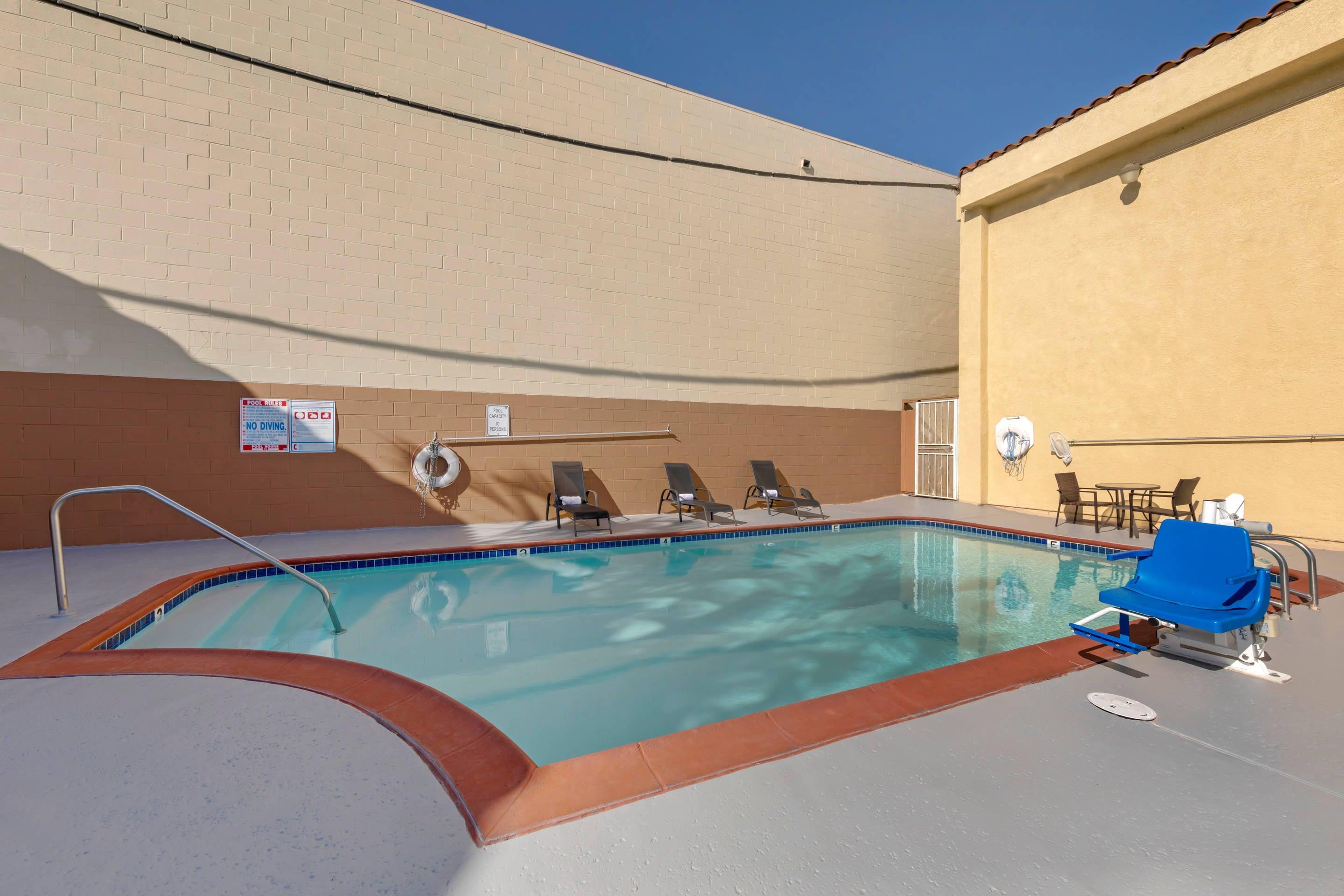 Outdoor pool | Quality Inn Long Beach - Signal Hill