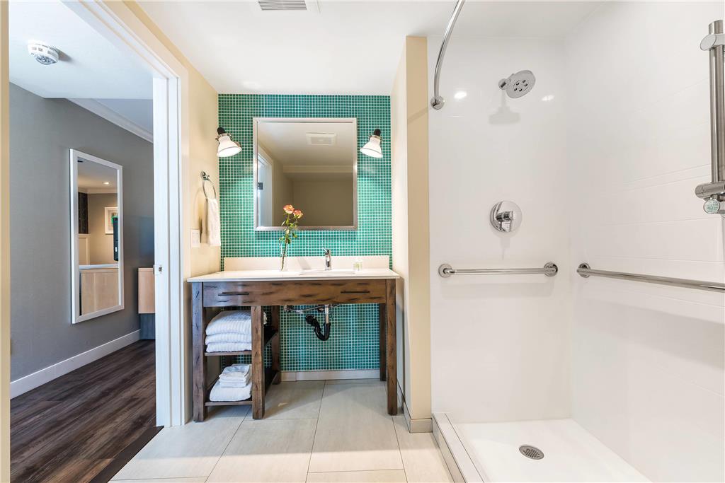 UPVALLEY INN AND HOT SPRINGS AN ASC-guestroom-Guest Room,Bathroom,On-Site.jpg