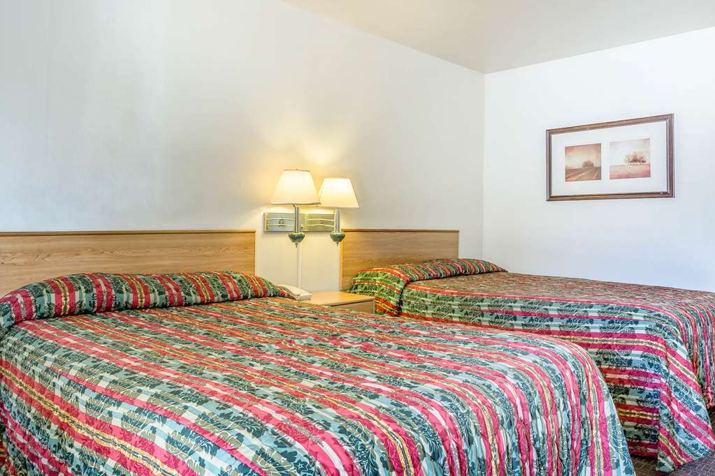 RODEWAY INN MAGIC MOUNTAIN AREA-guestroom-Guest Room,On-Site.jpg