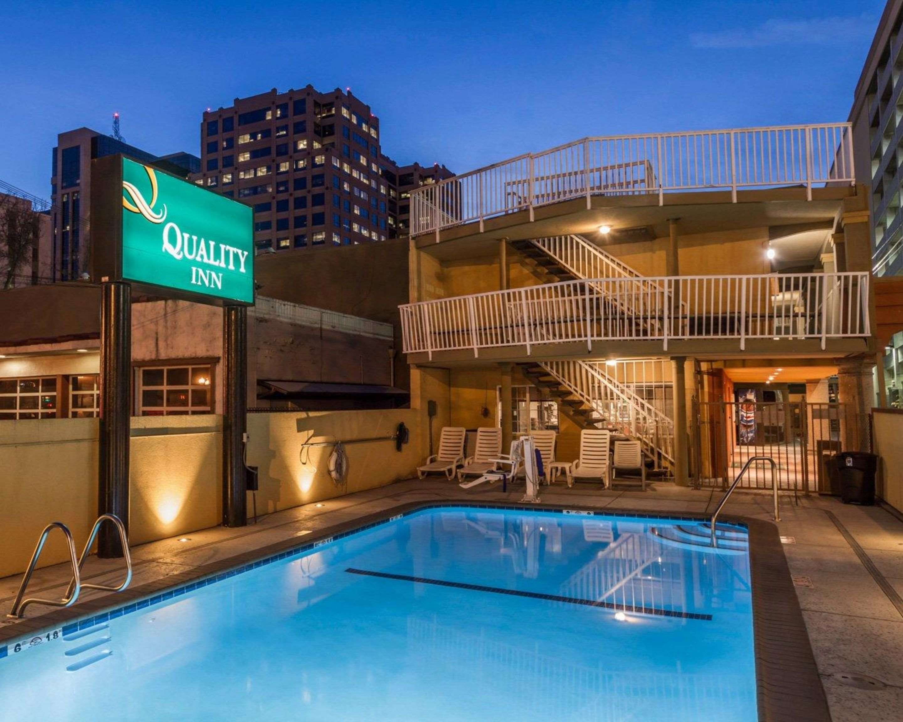 Night view of hotel | Quality Inn Sacramento Convention Center