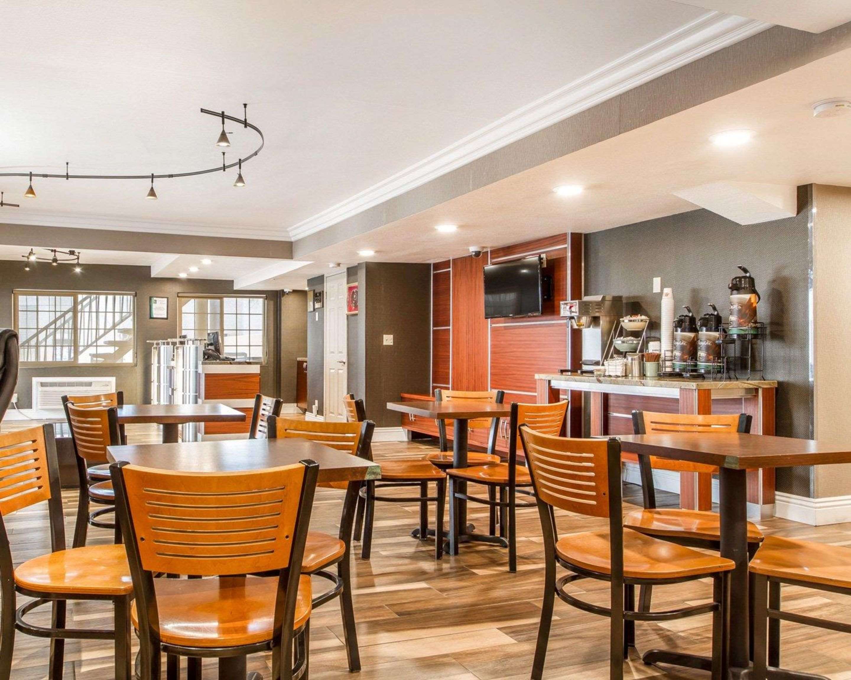 Hotel lobby | Quality Inn Sacramento Convention Center