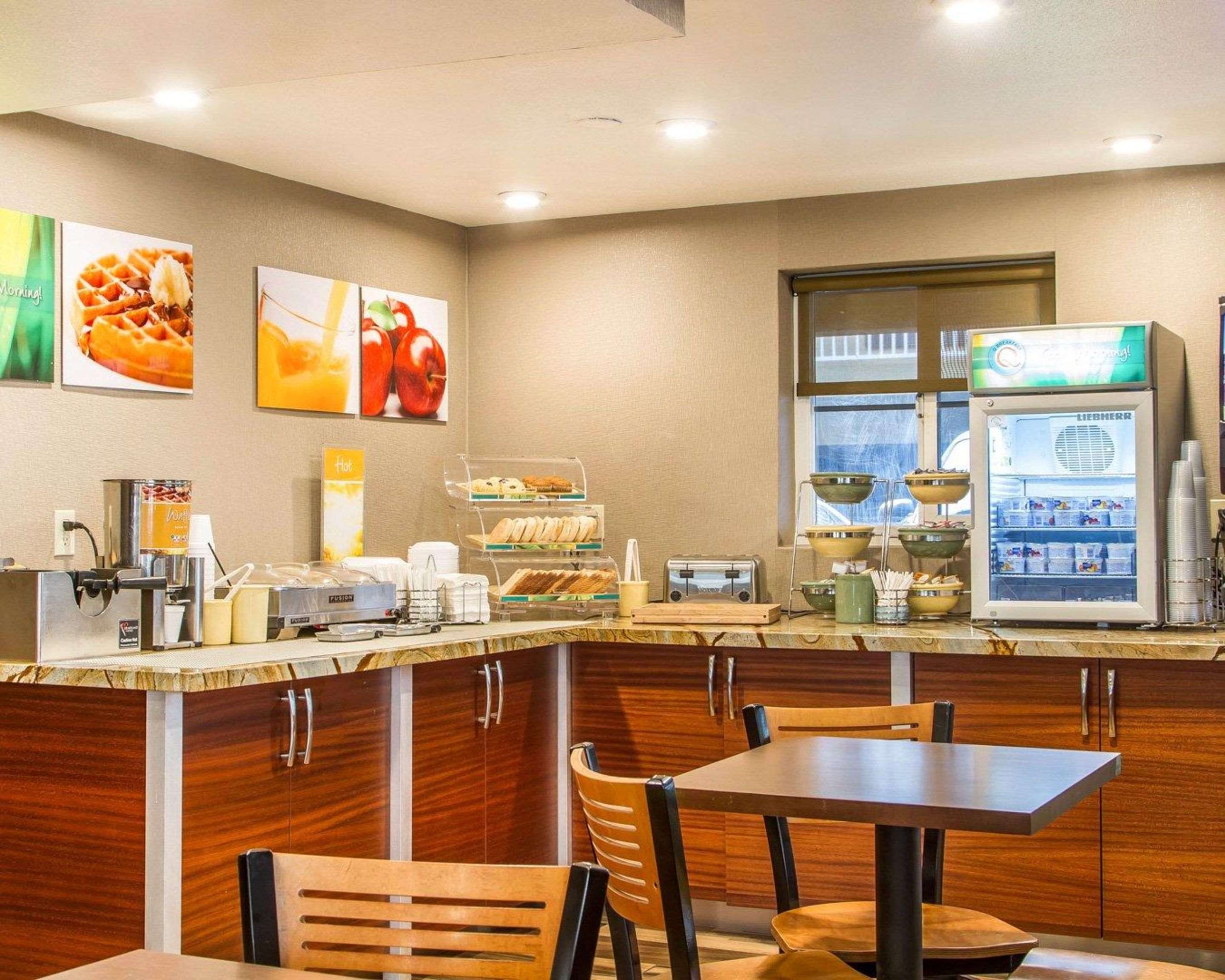 Breakfast area | Quality Inn Sacramento Convention Center