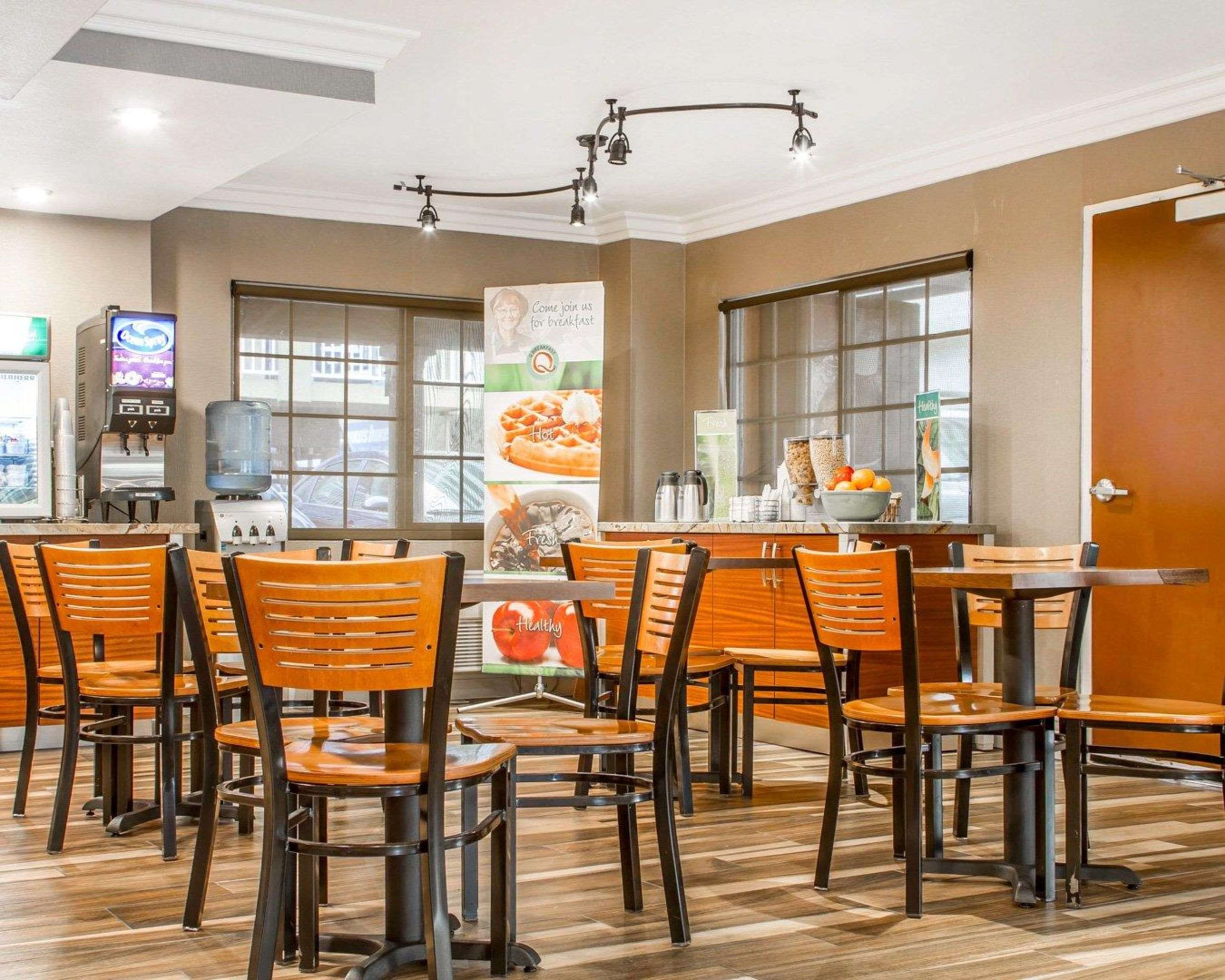 Spacious breakfast area | Quality Inn Sacramento Convention Center