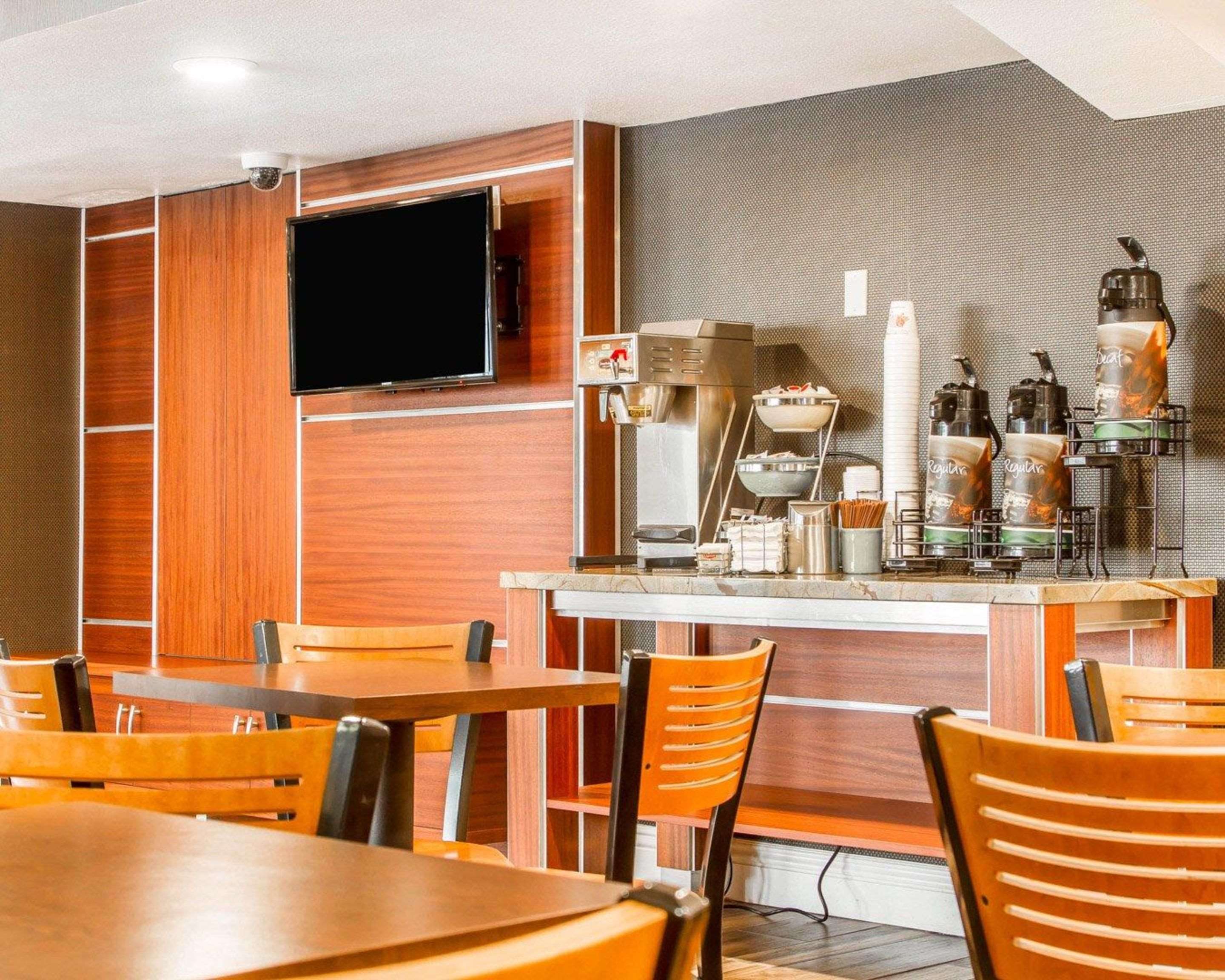 Enjoy breakfast in this spacious area | Quality Inn Sacramento Convention Center